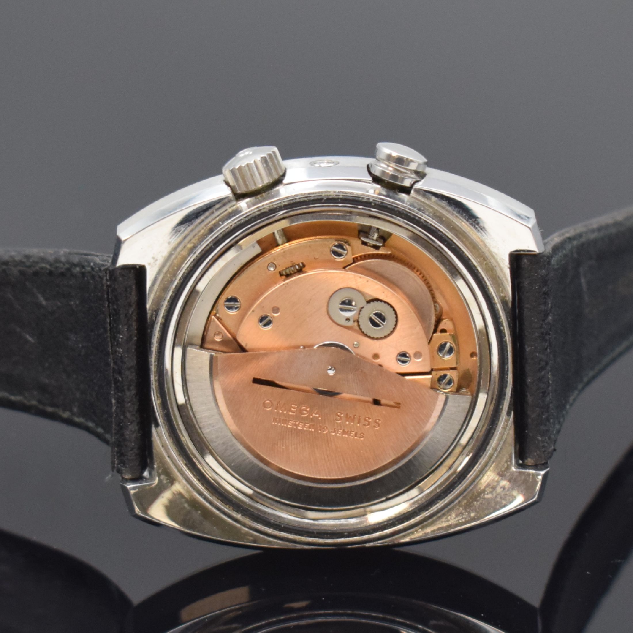 Detail e: OMEGA Wecker Memomatic Referenz 166.072, Schweiz um 1972, Automatik, Stahlgeh., Boden verschr., orig. Lederband m. Dornschl., silb. Zifferbl. m. ...