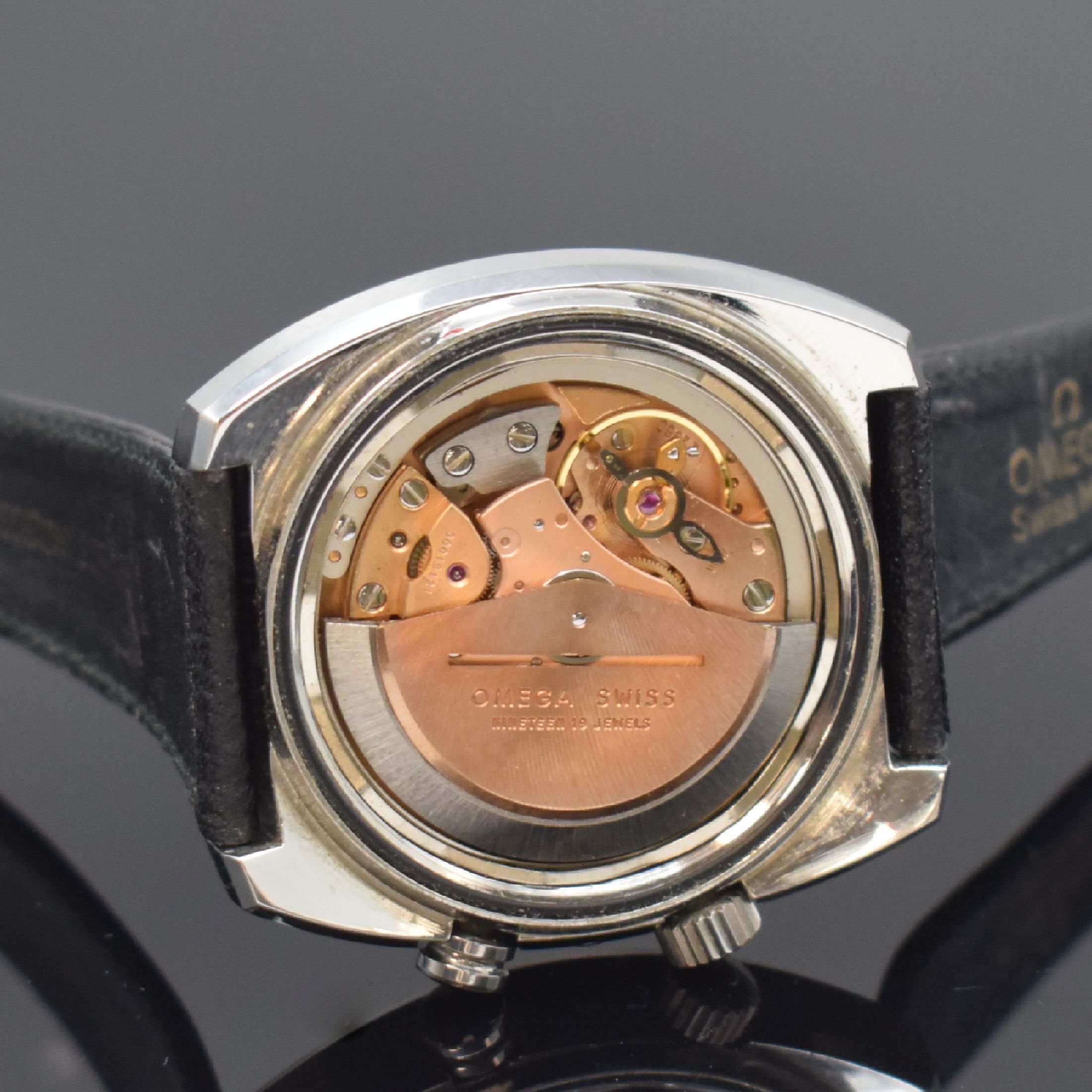 Detail f: OMEGA Wecker Memomatic Referenz 166.072, Schweiz um 1972, Automatik, Stahlgeh., Boden verschr., orig. Lederband m. Dornschl., silb. Zifferbl. m. ...