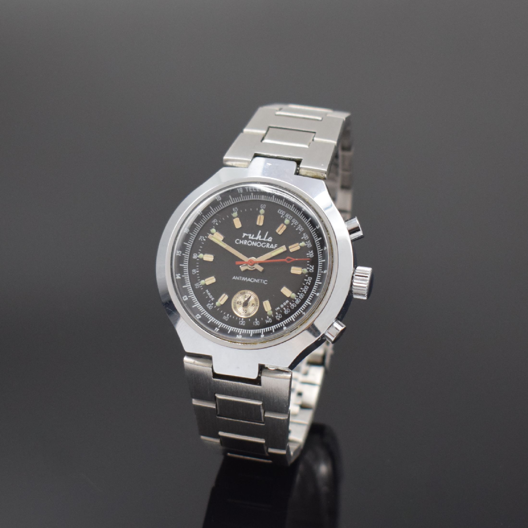 RUHLA verchromter Armbandchronograph, GDR um 1975, Handaufzug, neutr. Gliederband, Boden verschr., schwarzes Zifferbl. m. silb. Std.-Ind., kl. Sek. ...