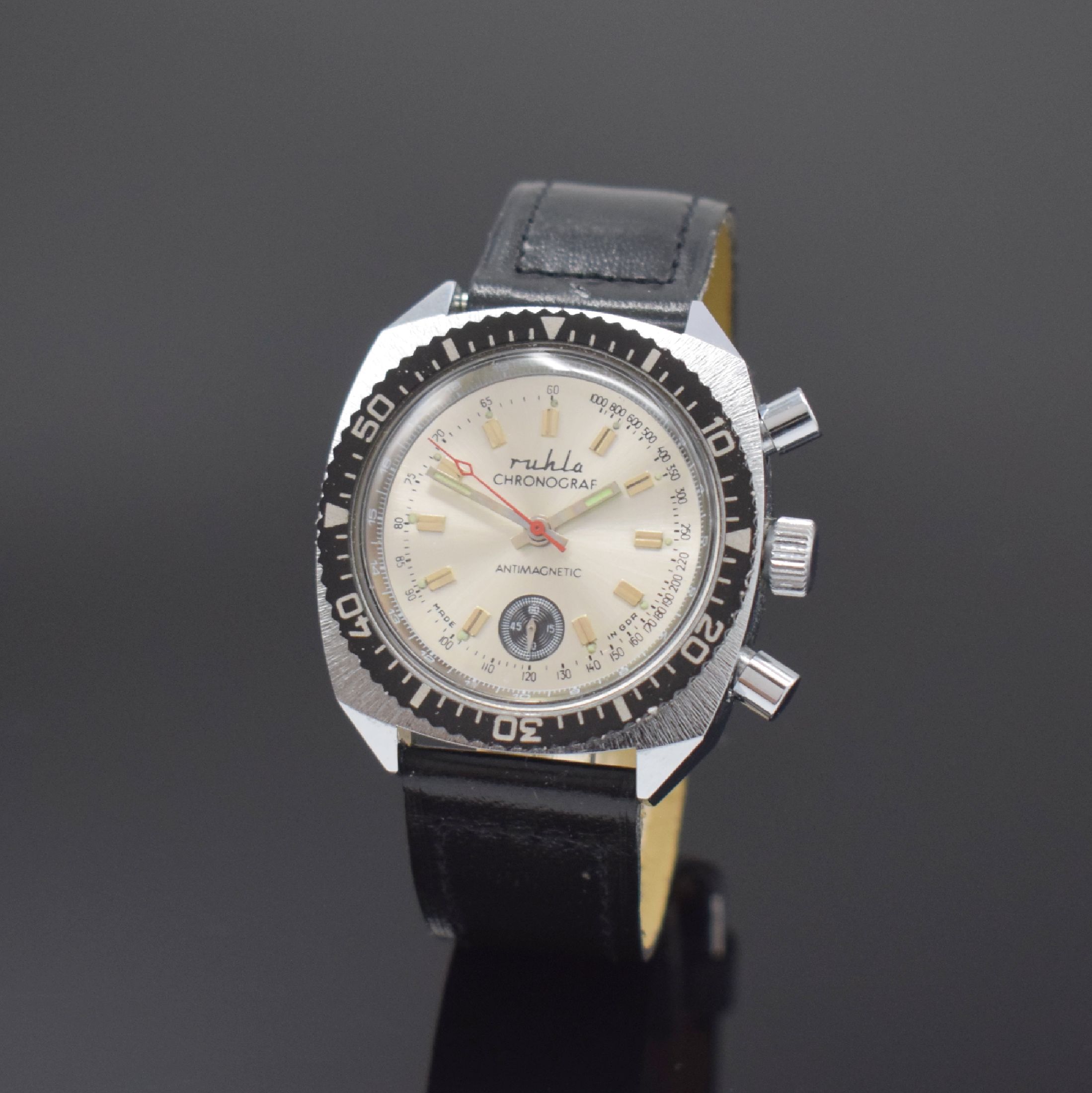 RUHLA verchromter Armbandchronograph, GDR um 1975, Handaufzug, Boden verschr., Lünette m. 60er Teilung beids. drehb., silb. Zifferbl. m. silb. ...