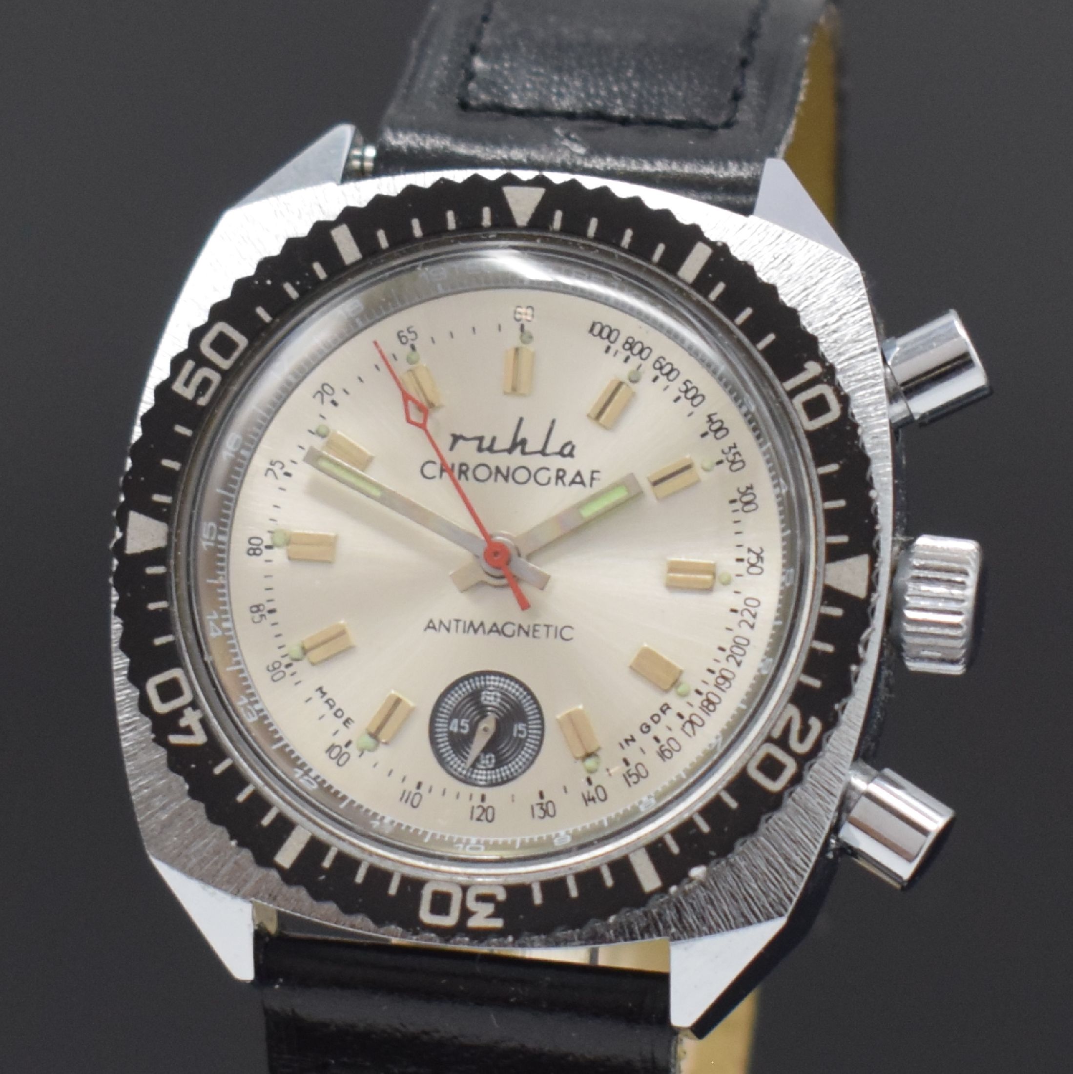 Detail a: RUHLA verchromter Armbandchronograph, GDR um 1975, Handaufzug, Boden verschr., Lünette m. 60er Teilung beids. drehb., silb. Zifferbl. m. silb. ...