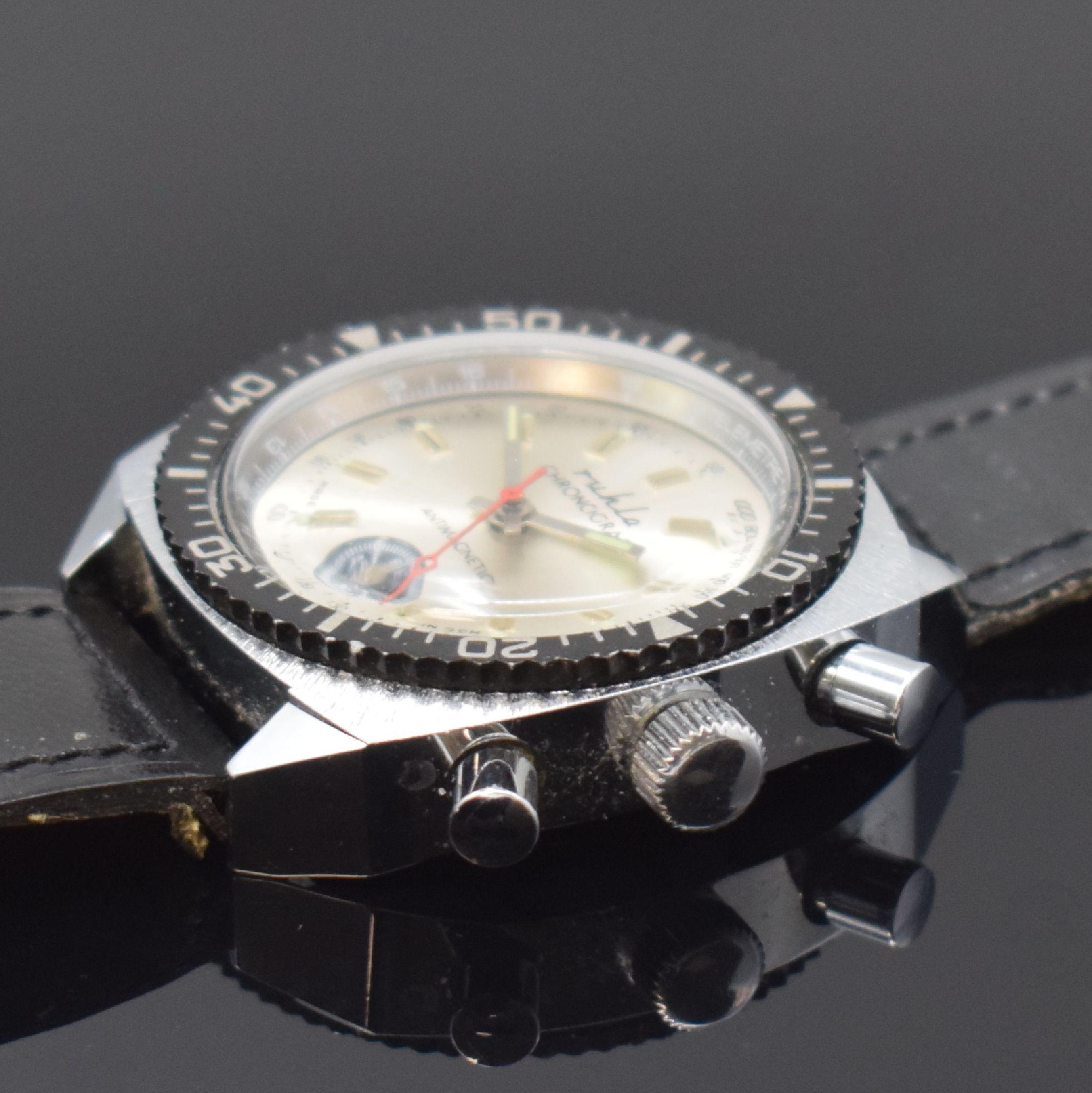Detail b: RUHLA verchromter Armbandchronograph, GDR um 1975, Handaufzug, Boden verschr., Lünette m. 60er Teilung beids. drehb., silb. Zifferbl. m. silb. ...