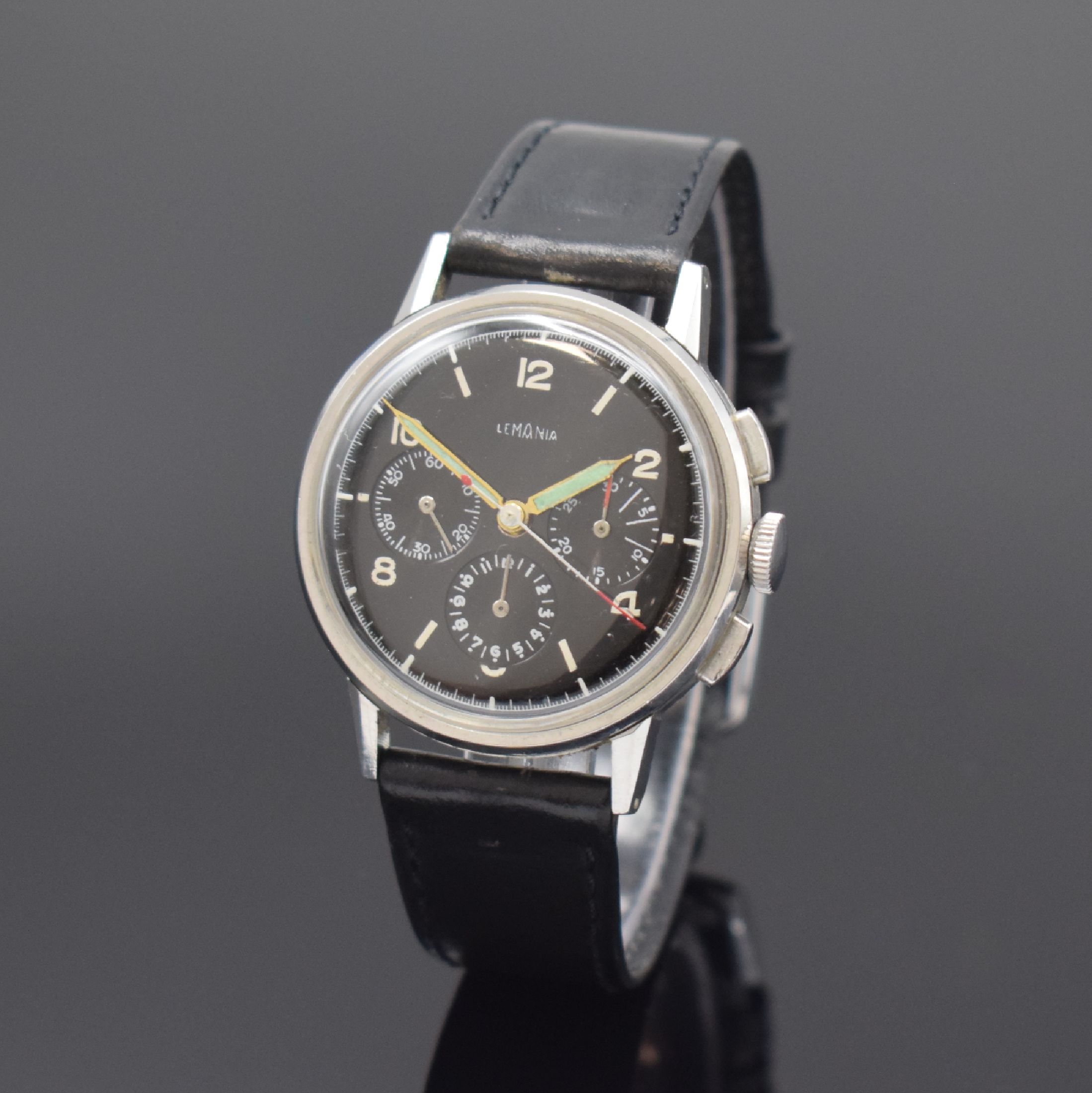 LEMANIA Schaltradchronograph in Stahl, Schweiz um 1955, Handaufzug, Boden aufgedr., schwarzes Zifferbl. rest., silb. Std.-Ind. u. arab. Zahlen, ...