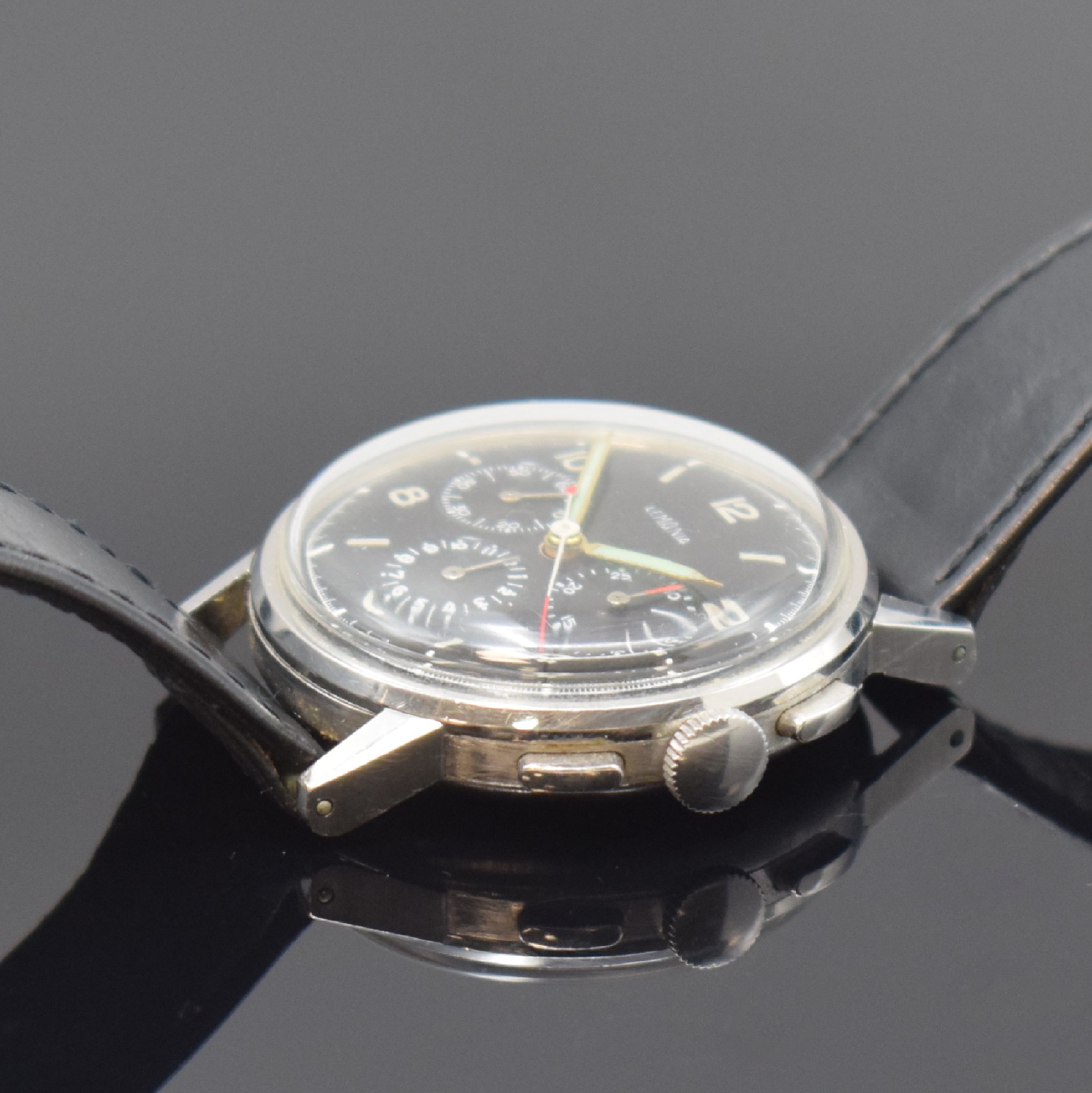 Detail b: LEMANIA Schaltradchronograph in Stahl, Schweiz um 1955, Handaufzug, Boden aufgedr., schwarzes Zifferbl. rest., silb. Std.-Ind. u. arab. Zahlen, ...