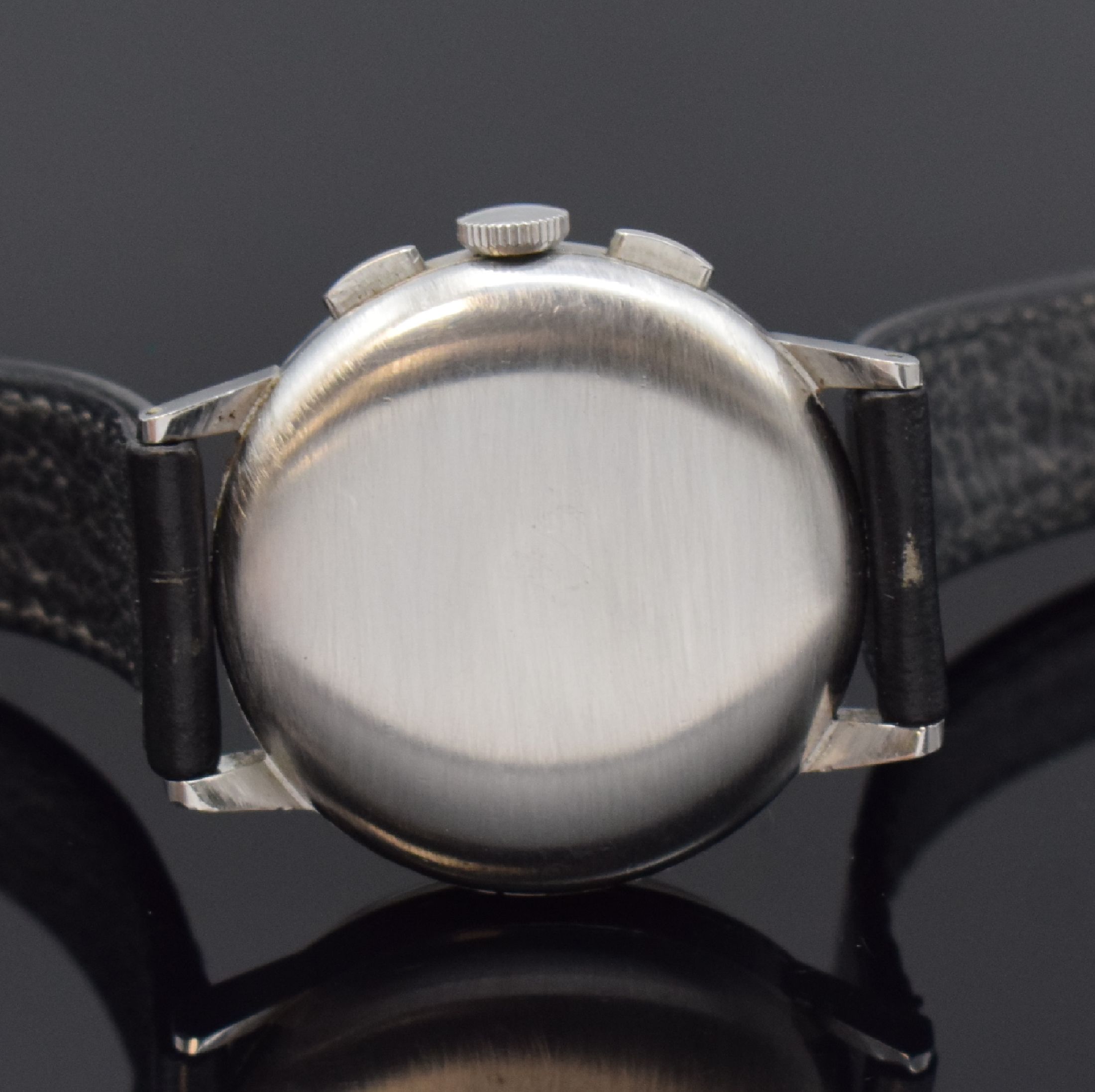 Detail c: LEMANIA Schaltradchronograph in Stahl, Schweiz um 1955, Handaufzug, Boden aufgedr., schwarzes Zifferbl. rest., silb. Std.-Ind. u. arab. Zahlen, ...