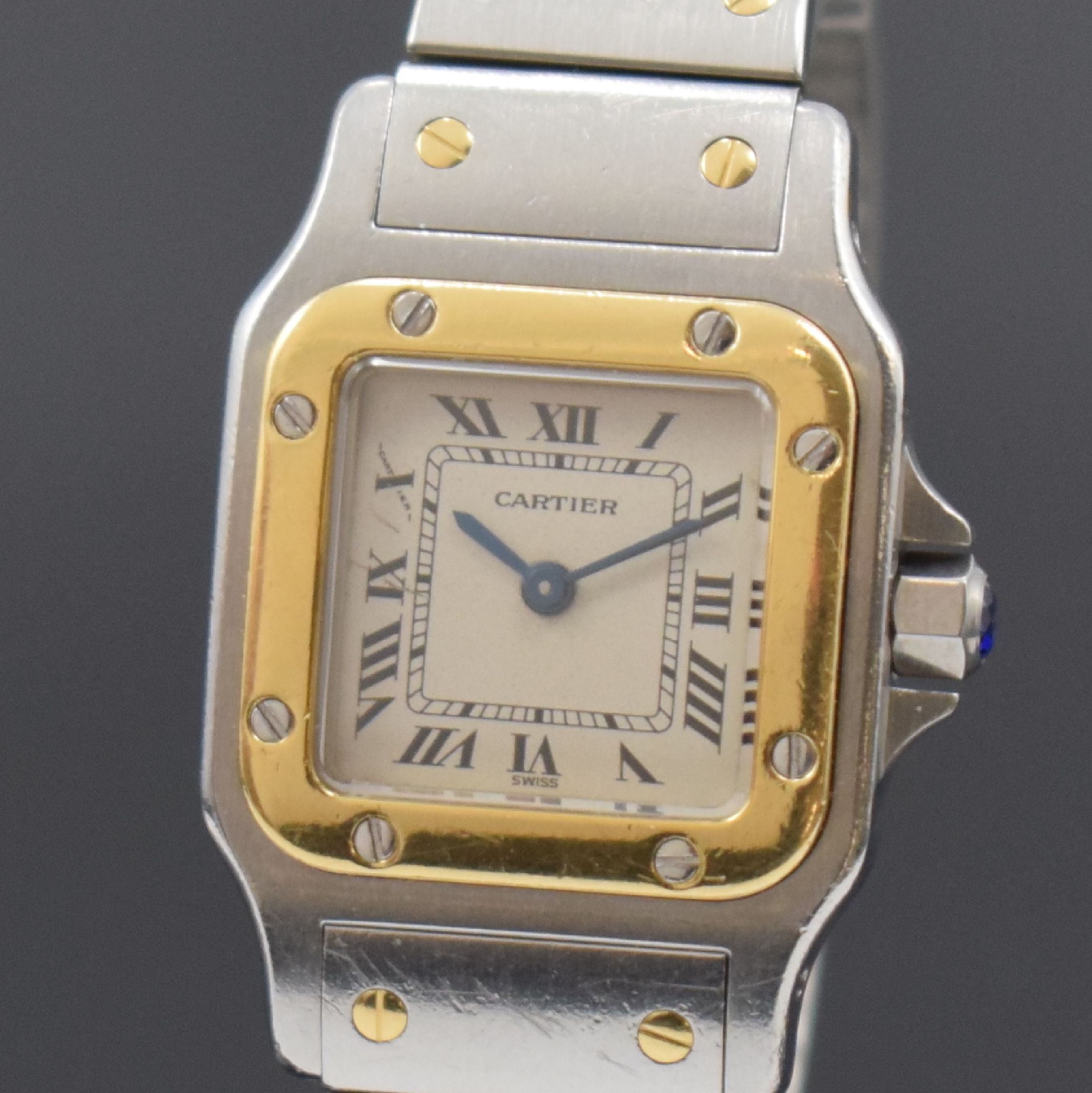 Detail a: CARTIER Santos Damenarmbanduhr in Stahl/Gold Referenz 1057930, Schweiz um 1995, quarz, orig. Gliederband m. Faltschl., Boden 8-fach verschr., ...