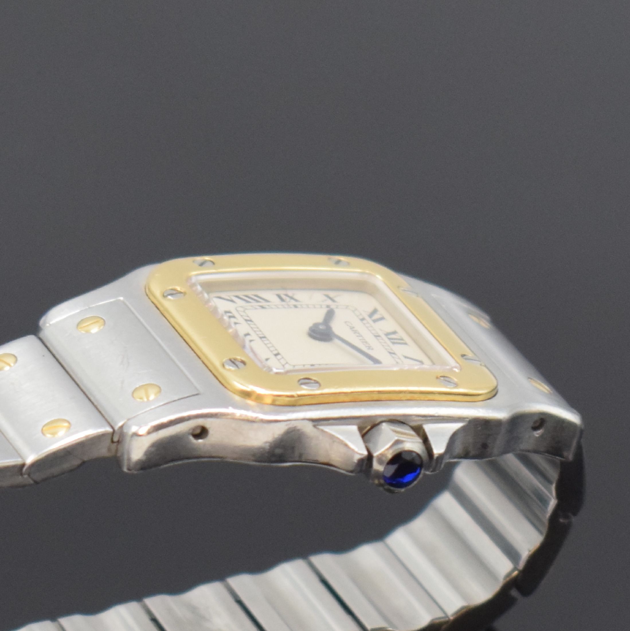 Detail c: CARTIER Santos Damenarmbanduhr in Stahl/Gold Referenz 1057930, Schweiz um 1995, quarz, orig. Gliederband m. Faltschl., Boden 8-fach verschr., ...