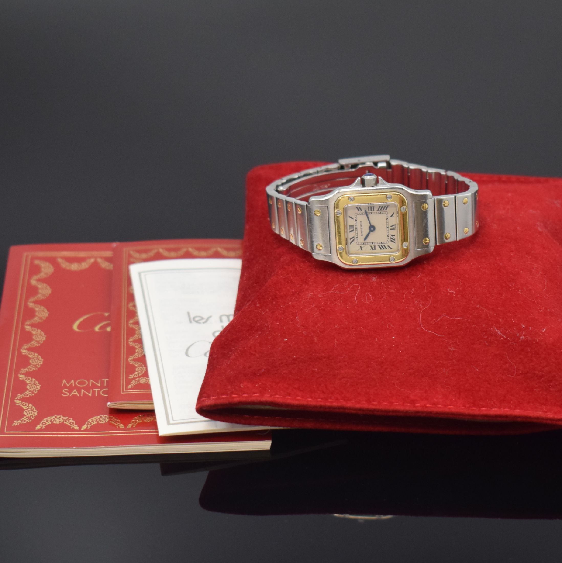 Detail e: CARTIER Santos Damenarmbanduhr in Stahl/Gold Referenz 1057930, Schweiz um 1995, quarz, orig. Gliederband m. Faltschl., Boden 8-fach verschr., ...