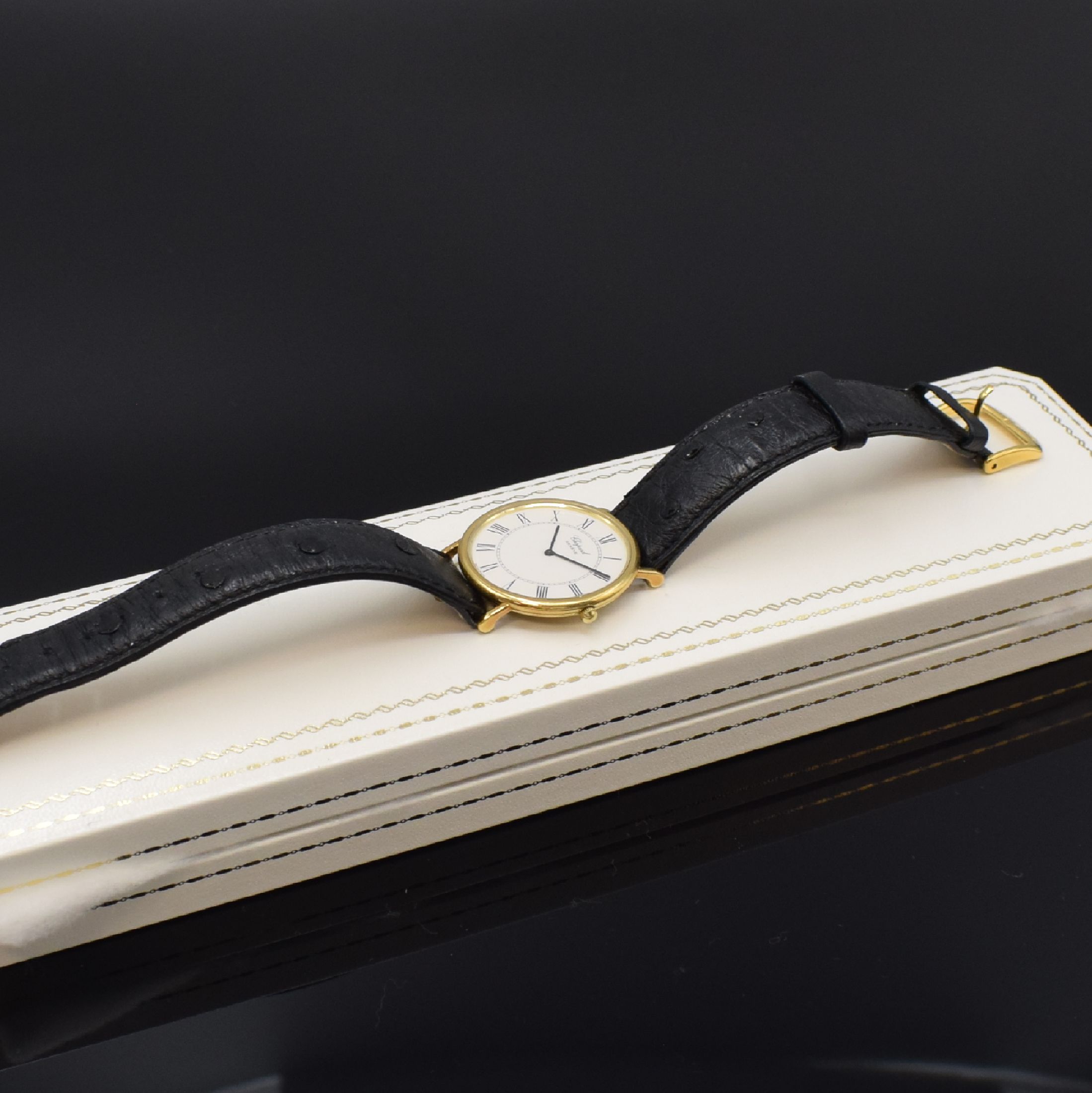 Detail d: CHOPARD Armbanduhr in GG 750/000 Referenz 1160, Schweiz um 1980, Handaufzug, 2-teil. Geh., Boden aufgedr., emailfarb. Zifferbl. m. röm. Std., verg. ...