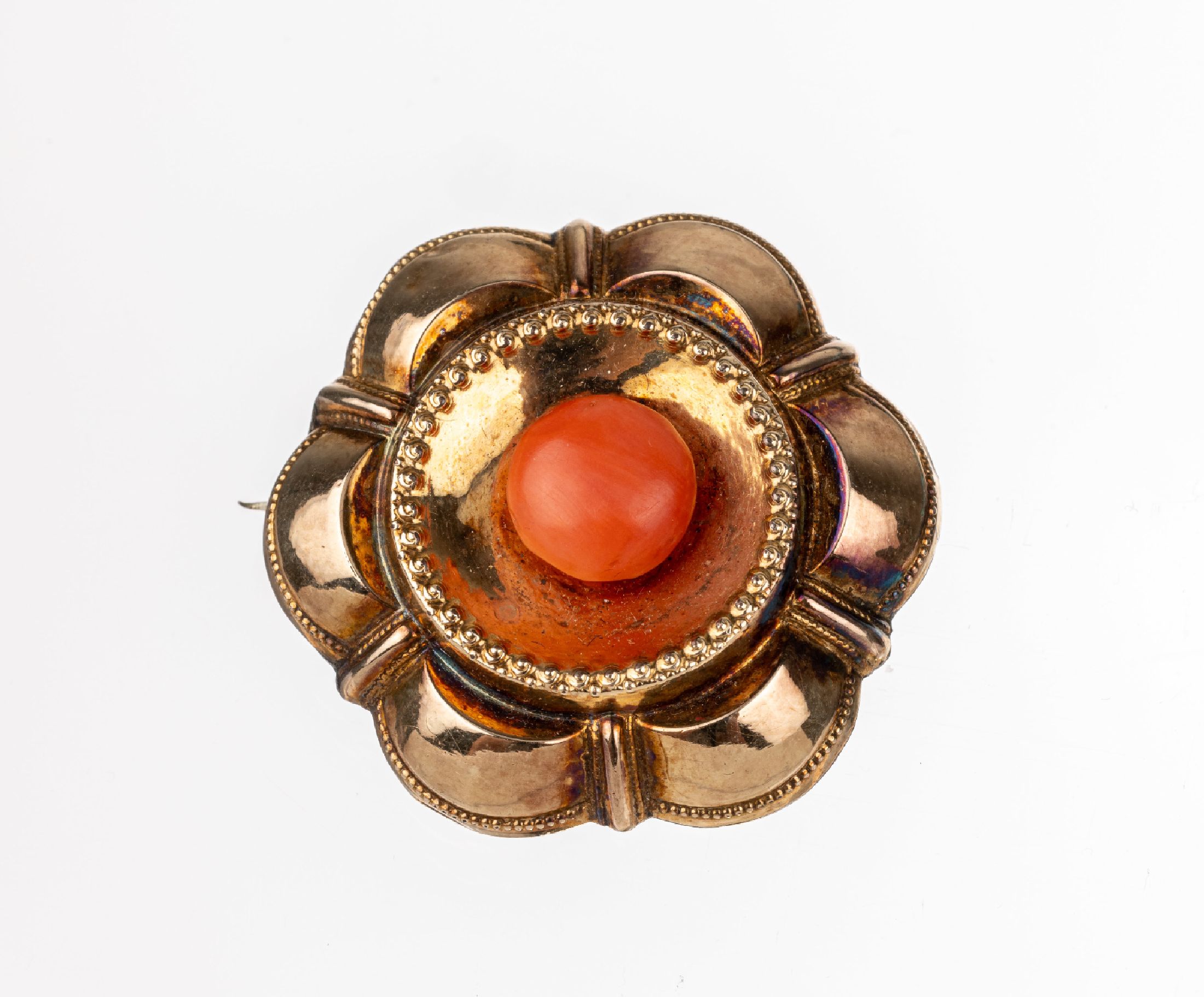 8 kt Gold Biedermeier Korallen-Brosche, GG 333/000 gepr., um 1840, Schaumgold gefüllt, Blüte, mittig Korallencabochon, ca. 3.4 x 3.2 cm, Versand ...