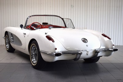 26691589c - Chevrolet Corvette C1, chassis number: J59S104921, first registered 07/1959, one owner in Germany, mileage read 44,979 miles, valid MOT until 07/2024, historic registration, 171 kW/232 PS, 8-cylinder, manual transmission, white exterior, red leather interior. The vehicle was imported by the owner themselves from Palm Springs in 1991. Hardtop (to be restored) and original rims available. Classic Data short evaluation from 07/2021 available, various invoices including "Bill of Sale" from 1991."