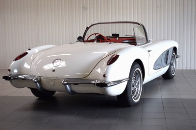 26691589e - Chevrolet Corvette C1, chassis number: J59S104921, first registered 07/1959, one owner in Germany, mileage read 44,979 miles, valid MOT until 07/2024, historic registration, 171 kW/232 PS, 8-cylinder, manual transmission, white exterior, red leather interior. The vehicle was imported by the owner themselves from Palm Springs in 1991. Hardtop (to be restored) and original rims available. Classic Data short evaluation from 07/2021 available, various invoices including "Bill of Sale" from 1991."