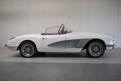 26691589f - Chevrolet Corvette C1, chassis number: J59S104921, first registered 07/1959, one owner in Germany, mileage read 44,979 miles, valid MOT until 07/2024, historic registration, 171 kW/232 PS, 8-cylinder, manual transmission, white exterior, red leather interior. The vehicle was imported by the owner themselves from Palm Springs in 1991. Hardtop (to be restored) and original rims available. Classic Data short evaluation from 07/2021 available, various invoices including "Bill of Sale" from 1991."
