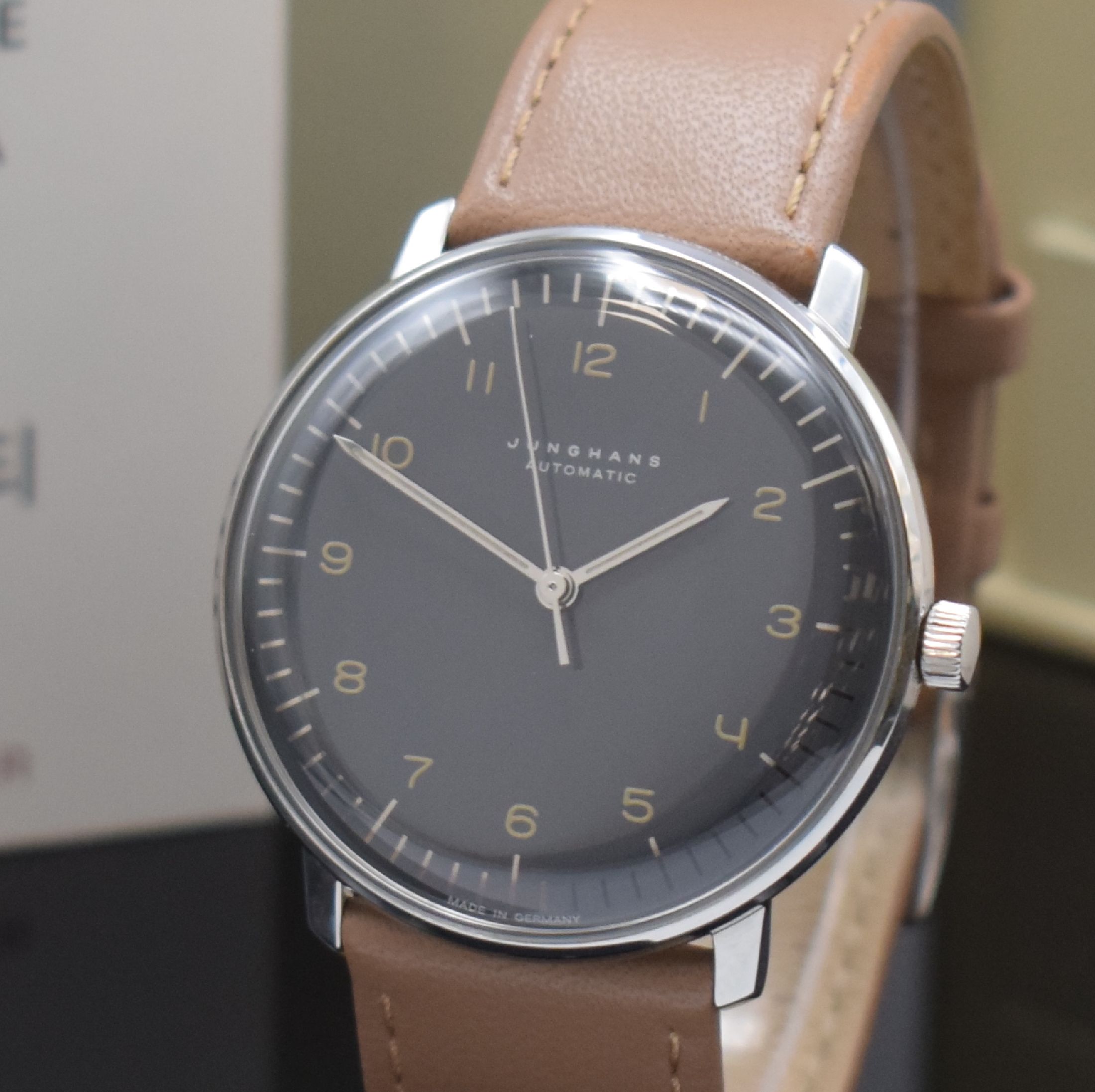 Detail a: JUNGHANS Herrenarmbanduhr Design Max Bill Referenz 027/3401, Automatik, Edelstahlgeh. inkl. orig. Lederband m. Dornschl., Boden verschr., graues ...
