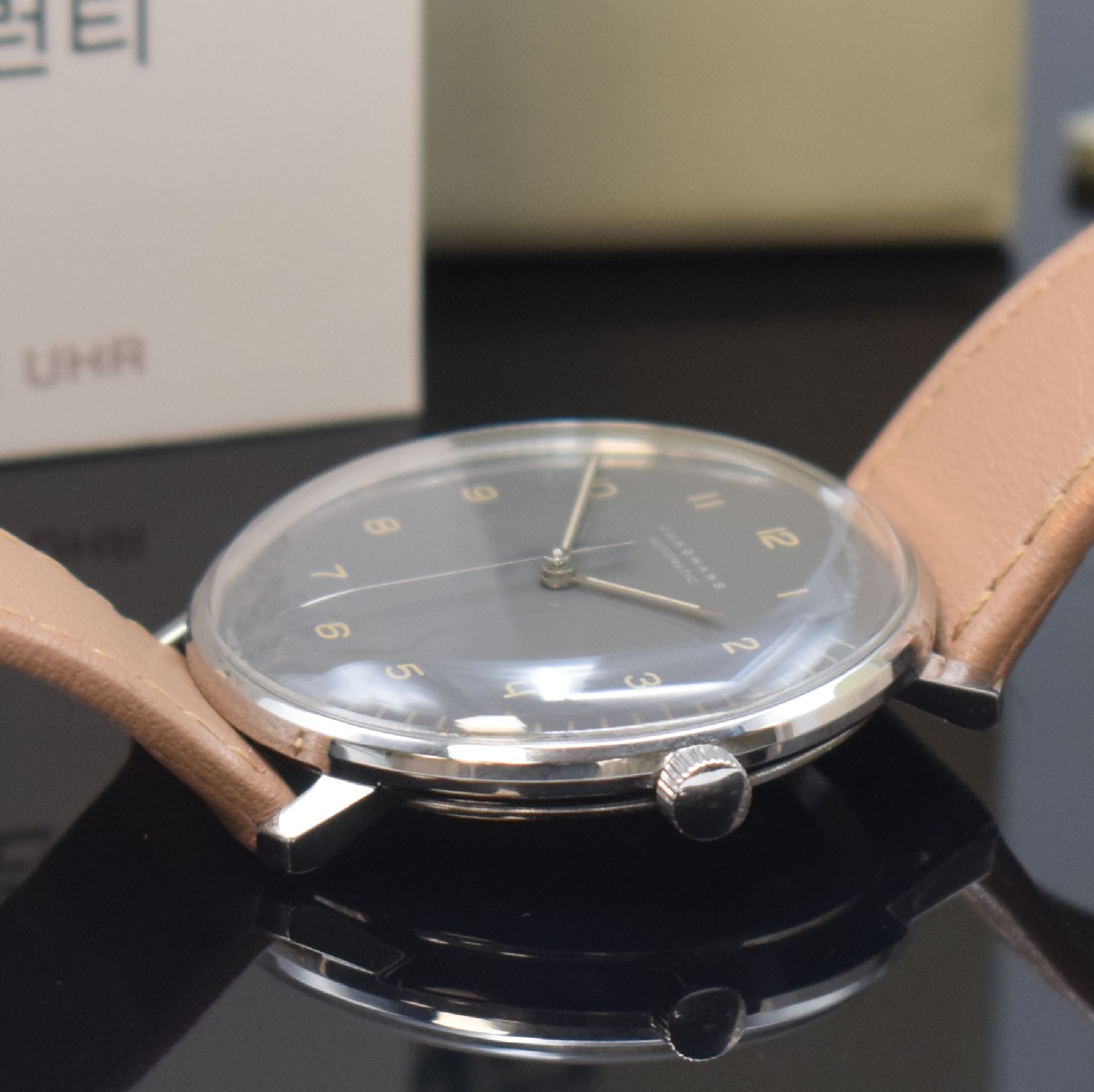 Detail b: JUNGHANS Herrenarmbanduhr Design Max Bill Referenz 027/3401, Automatik, Edelstahlgeh. inkl. orig. Lederband m. Dornschl., Boden verschr., graues ...