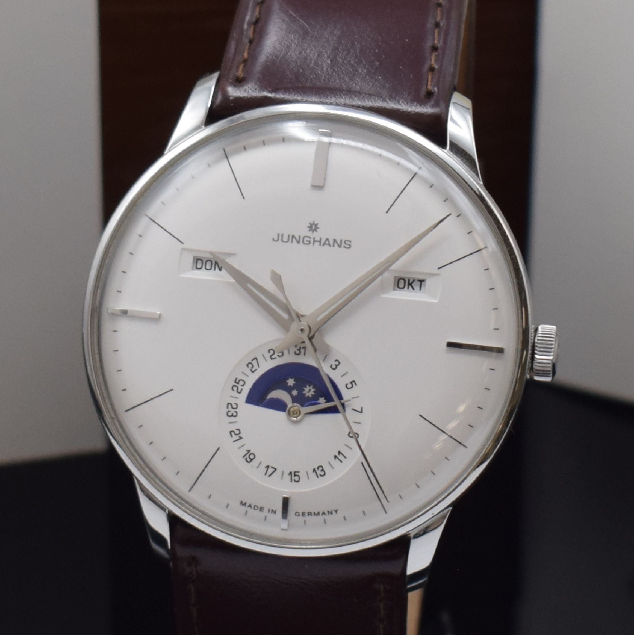 Detail a: JUNGHANS Meister Kalender Herrenarmbanduhr Referenz 027/4200, Automatik, beids. vergl. Edelstahlgeh. inkl. orig. Lederband m. orig. Dornschl., Boden ...