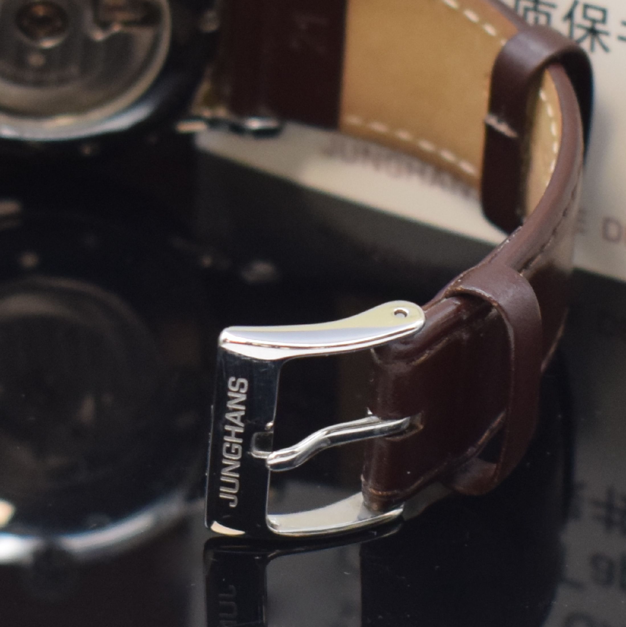 Detail b: JUNGHANS Meister Kalender Herrenarmbanduhr Referenz 027/4200, Automatik, beids. vergl. Edelstahlgeh. inkl. orig. Lederband m. orig. Dornschl., Boden ...