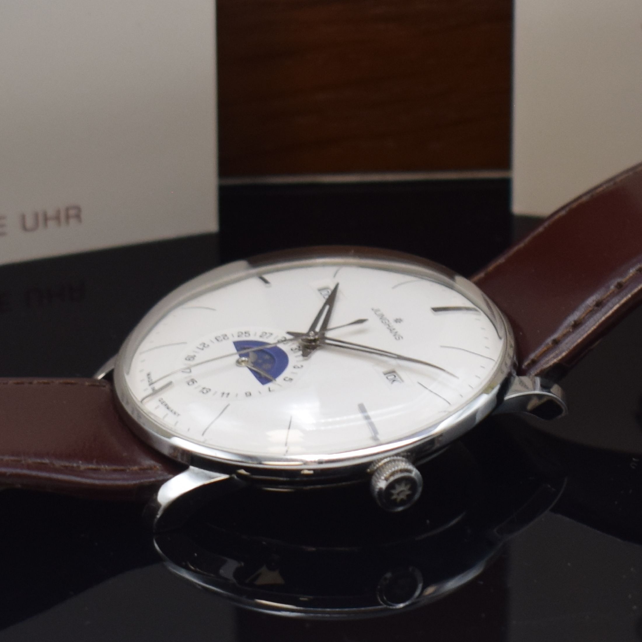 Detail c: JUNGHANS Meister Kalender Herrenarmbanduhr Referenz 027/4200, Automatik, beids. vergl. Edelstahlgeh. inkl. orig. Lederband m. orig. Dornschl., Boden ...
