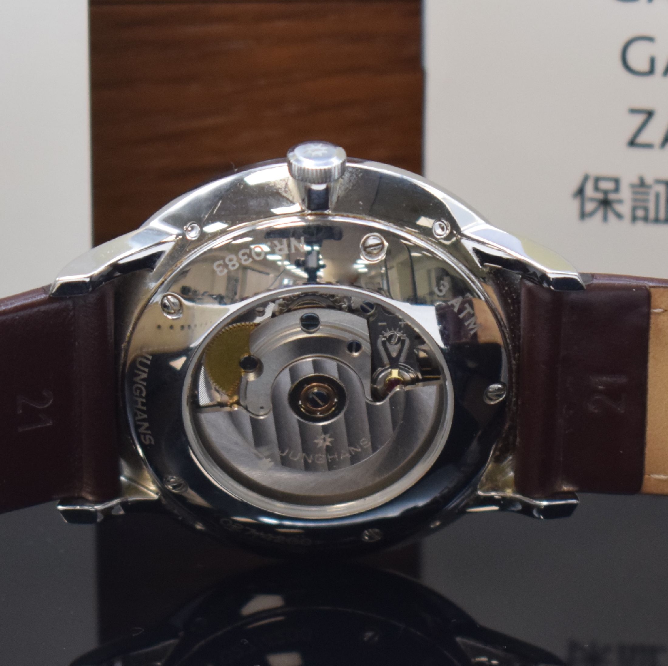 Detail d: JUNGHANS Meister Kalender Herrenarmbanduhr Referenz 027/4200, Automatik, beids. vergl. Edelstahlgeh. inkl. orig. Lederband m. orig. Dornschl., Boden ...