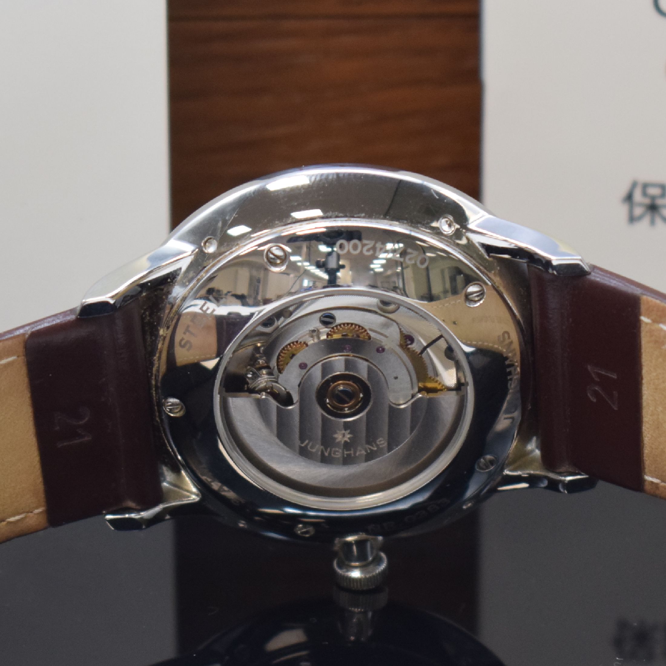 Detail e: JUNGHANS Meister Kalender Herrenarmbanduhr Referenz 027/4200, Automatik, beids. vergl. Edelstahlgeh. inkl. orig. Lederband m. orig. Dornschl., Boden ...