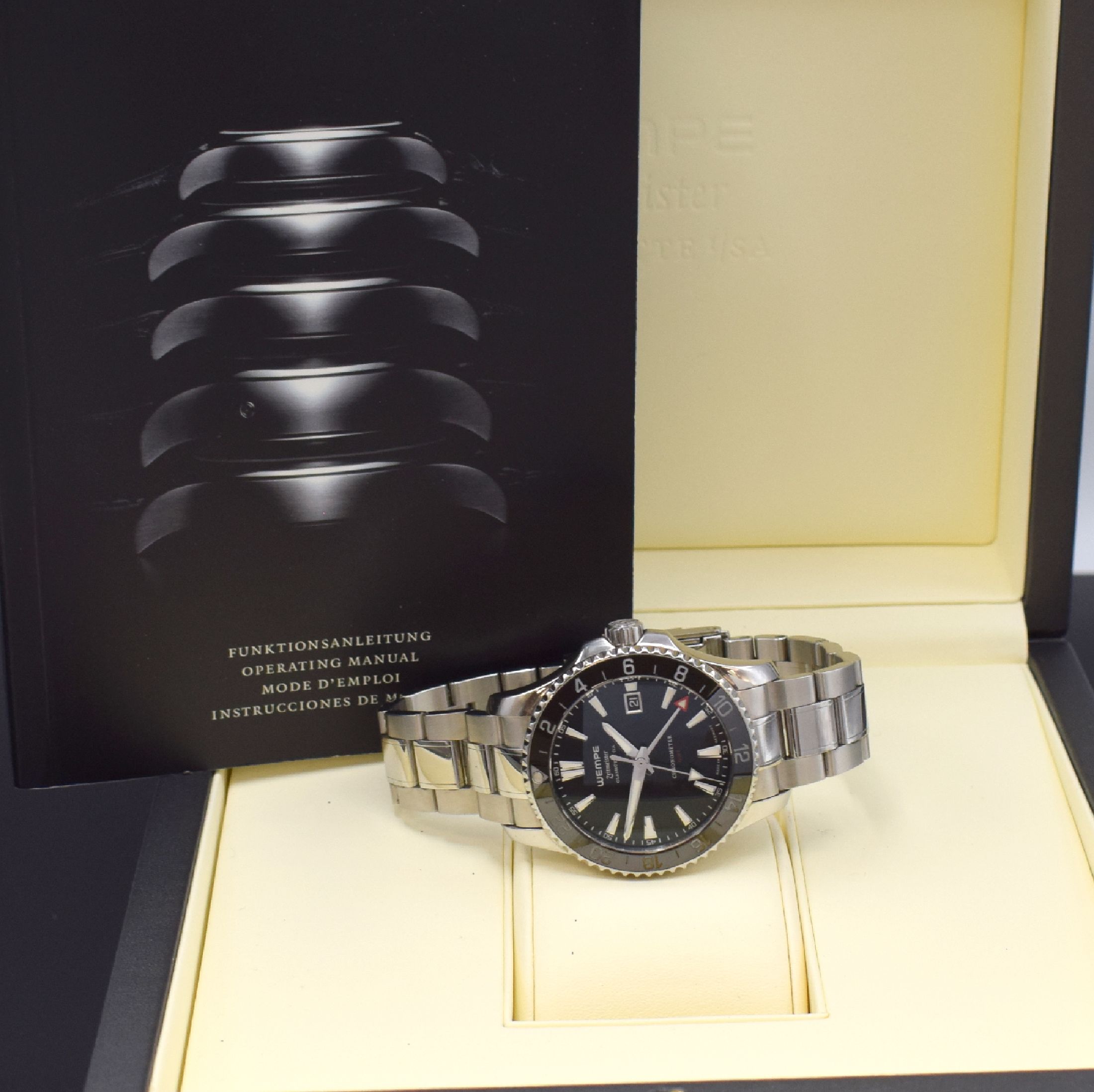 Detail e: WEMPE Zeitmeister Sport GMT Herrenarmbanduhr, Automatik, Deutschland um 2016, Chronometer in Edelstahl inkl. Gliederband m. Faltschl., Boden m. ...