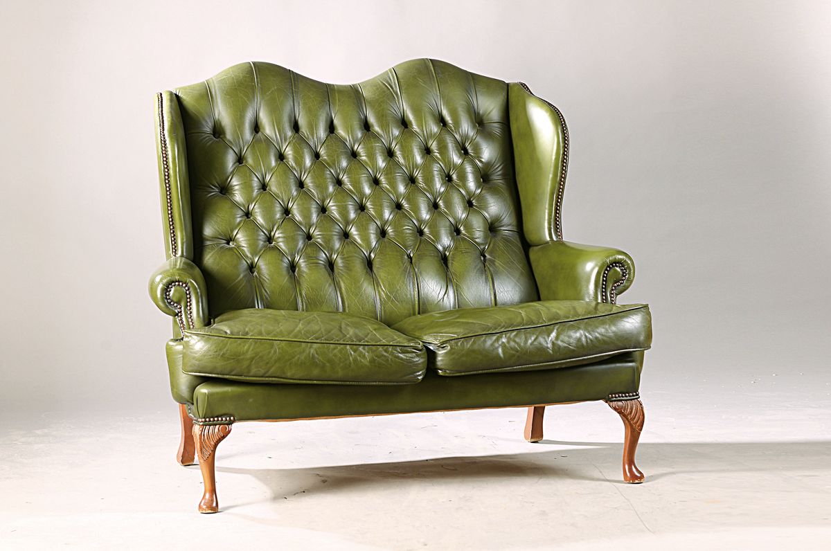Zweisitzer Sofa, Chesterfield, England, grünes genopptes Leder, Chesterfield Etikett Nr. 4123, ca. 110 x 128 cm, Sh. ca. 48 cm, EZ 2