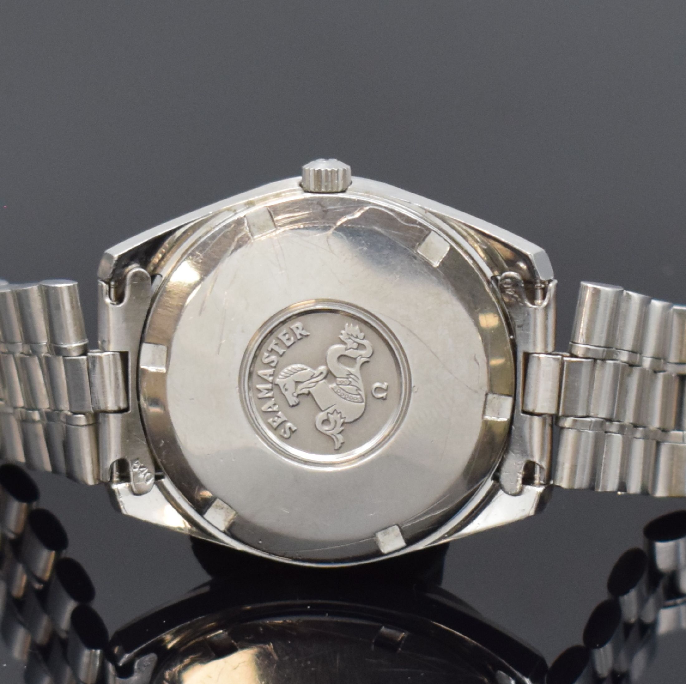 Detail d: OMEGA Seamaster Herrenarmbanduhr Ref. 166.032/168.023, Schweiz um 1969, Automatik, Stahlgeh., Boden geschr., Omega Stahlbd. m. Faltschl., silb. ...