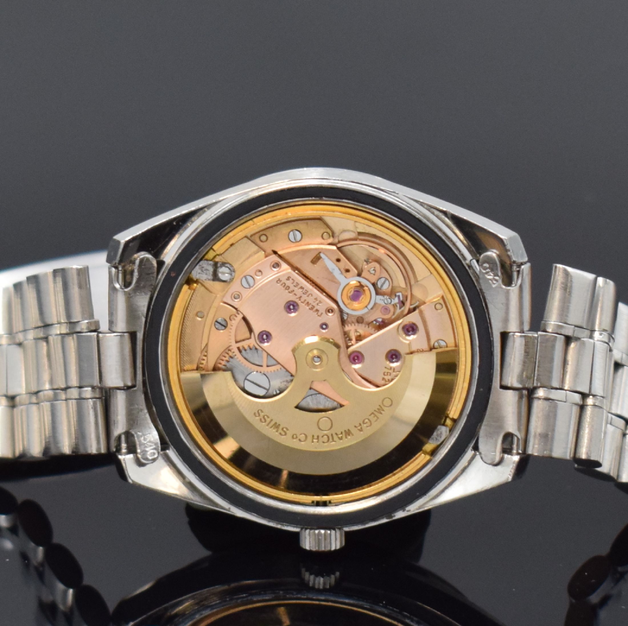 Detail f: OMEGA Seamaster Herrenarmbanduhr Ref. 166.032/168.023, Schweiz um 1969, Automatik, Stahlgeh., Boden geschr., Omega Stahlbd. m. Faltschl., silb. ...