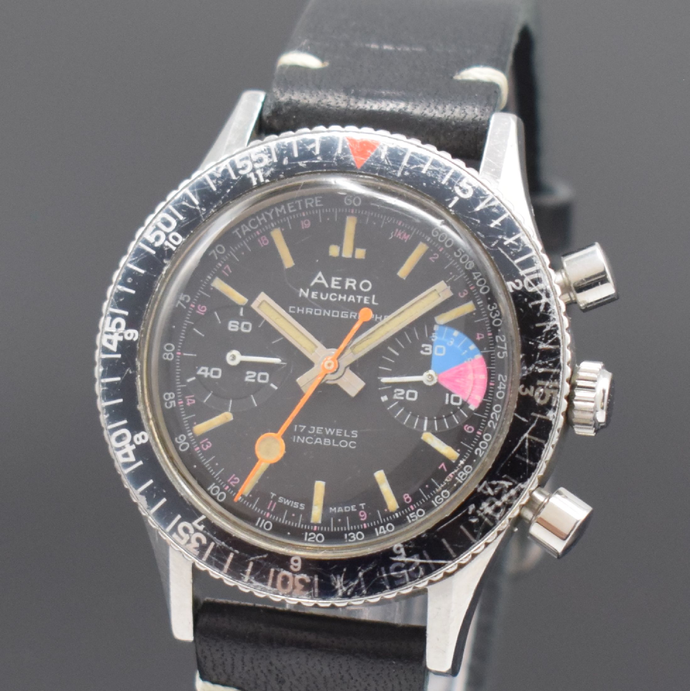 Detail a: AERO Neuchatel Herrenarmbanduhr mit Chronograph, Schweiz um 1970, Handaufzug, 2 -teil. Geh. in Stahl, Boden verschr., beids. drehb. Lünette, ...