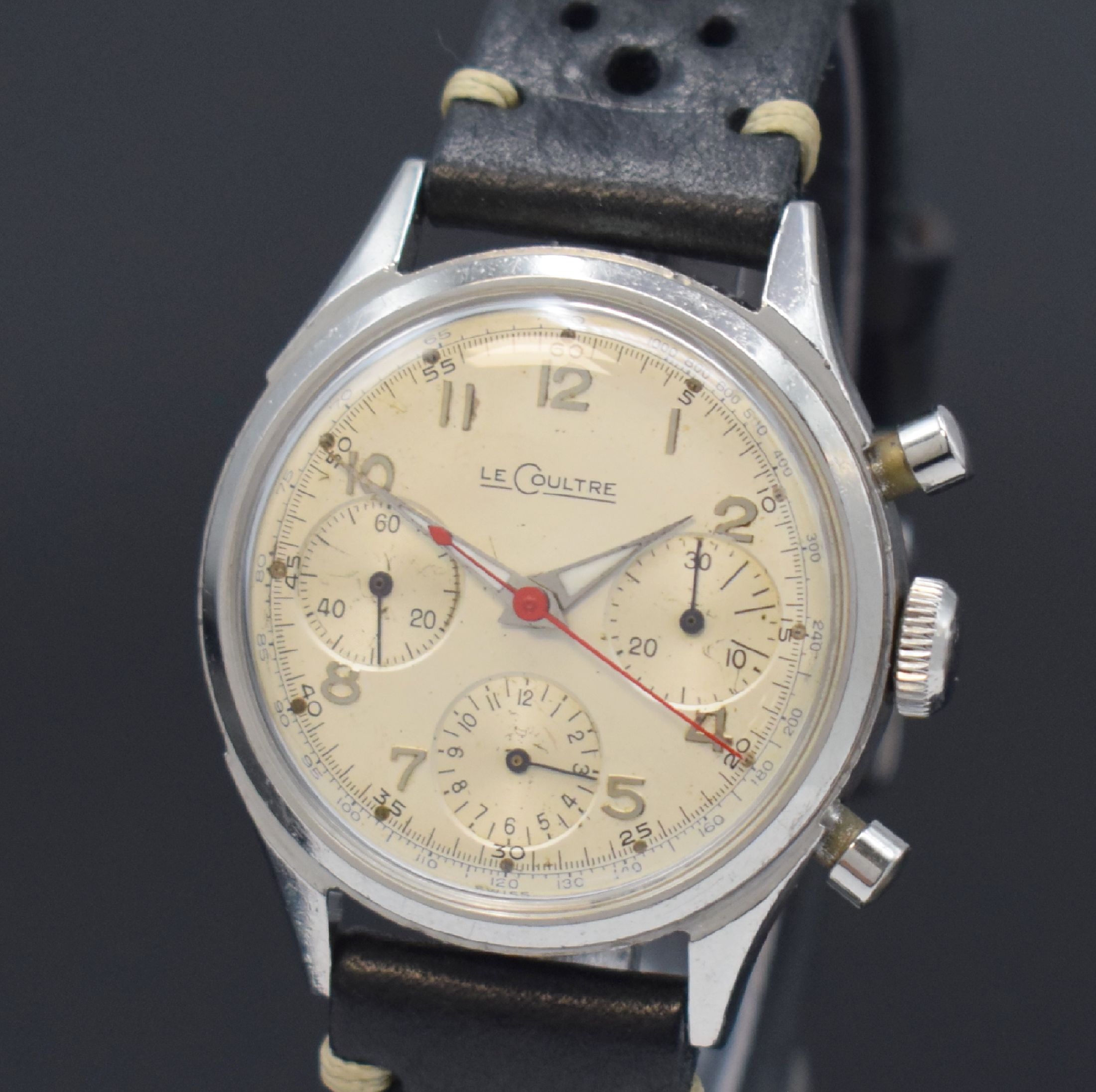 Detail a: LeCoultre Herrenarmbanduhr mit Chronograph Kaliber Valjoux 72 in Stahl, Schweiz um 1959, Handaufzug, 2-teil. Geh., Boden m. Widmung verschr., silb. ...