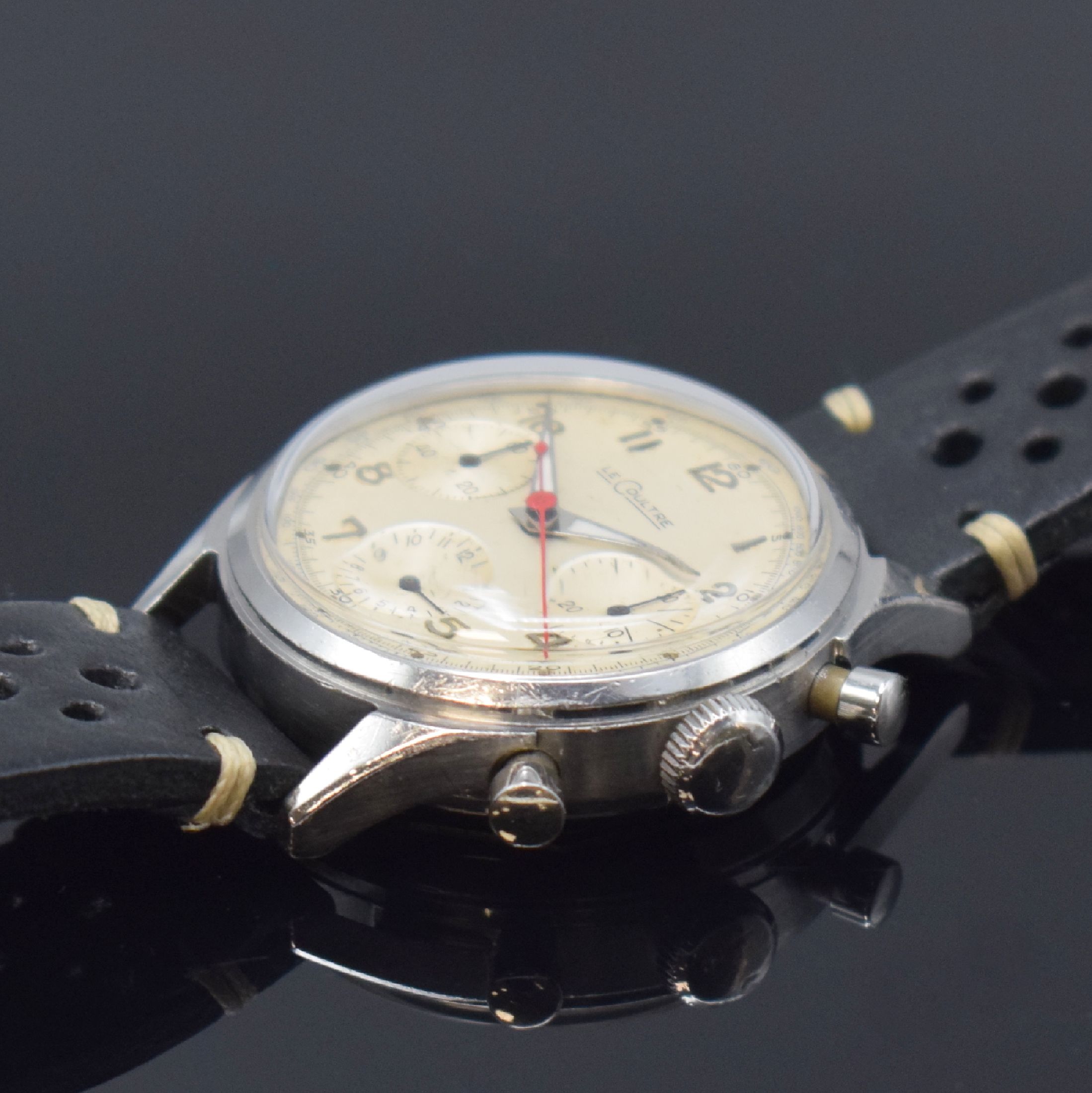 Detail b: LeCoultre Herrenarmbanduhr mit Chronograph Kaliber Valjoux 72 in Stahl, Schweiz um 1959, Handaufzug, 2-teil. Geh., Boden m. Widmung verschr., silb. ...