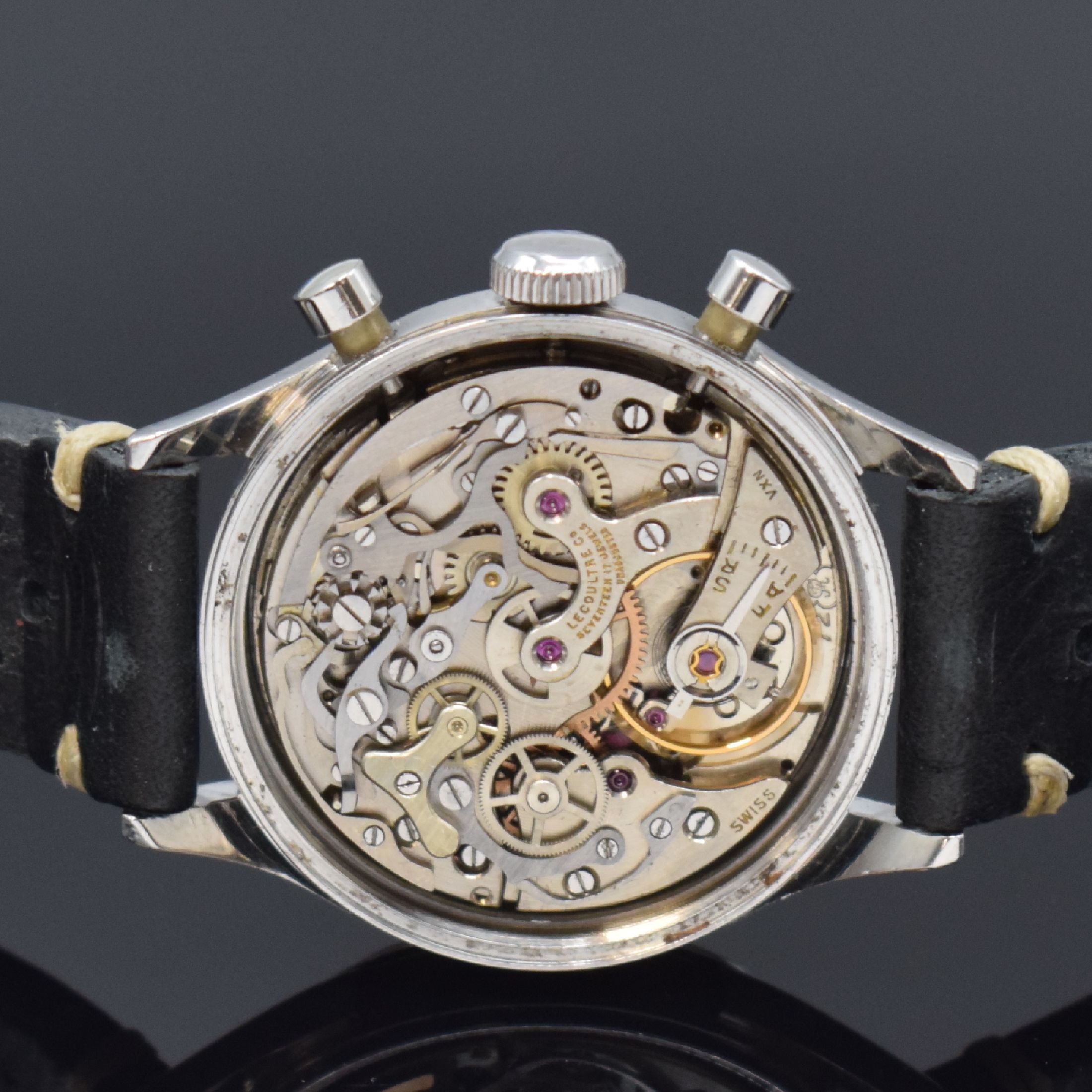 Detail d: LeCoultre Herrenarmbanduhr mit Chronograph Kaliber Valjoux 72 in Stahl, Schweiz um 1959, Handaufzug, 2-teil. Geh., Boden m. Widmung verschr., silb. ...