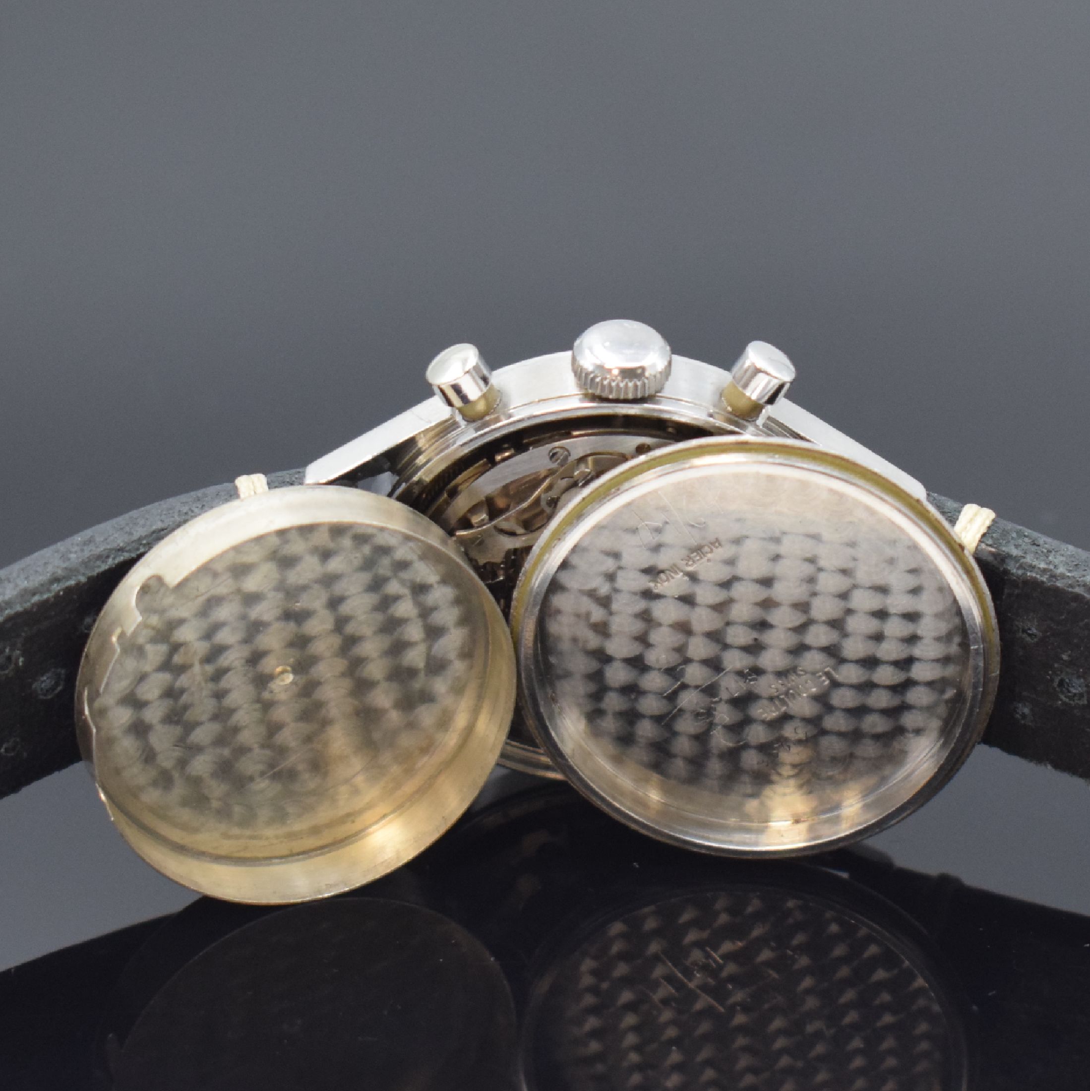 Detail e: LeCoultre Herrenarmbanduhr mit Chronograph Kaliber Valjoux 72 in Stahl, Schweiz um 1959, Handaufzug, 2-teil. Geh., Boden m. Widmung verschr., silb. ...
