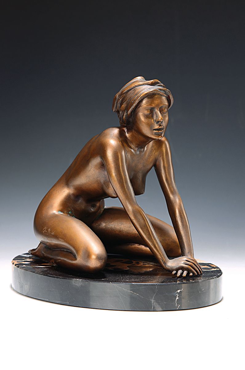 Arno Breker, 1900 Elberfeld-1991 Düsseldorf,Mädchen mit Kopftuch, Bronzeskulptur, signiertund num. 321/499, Gießerstempel Venturi Arte, H. ca. ...