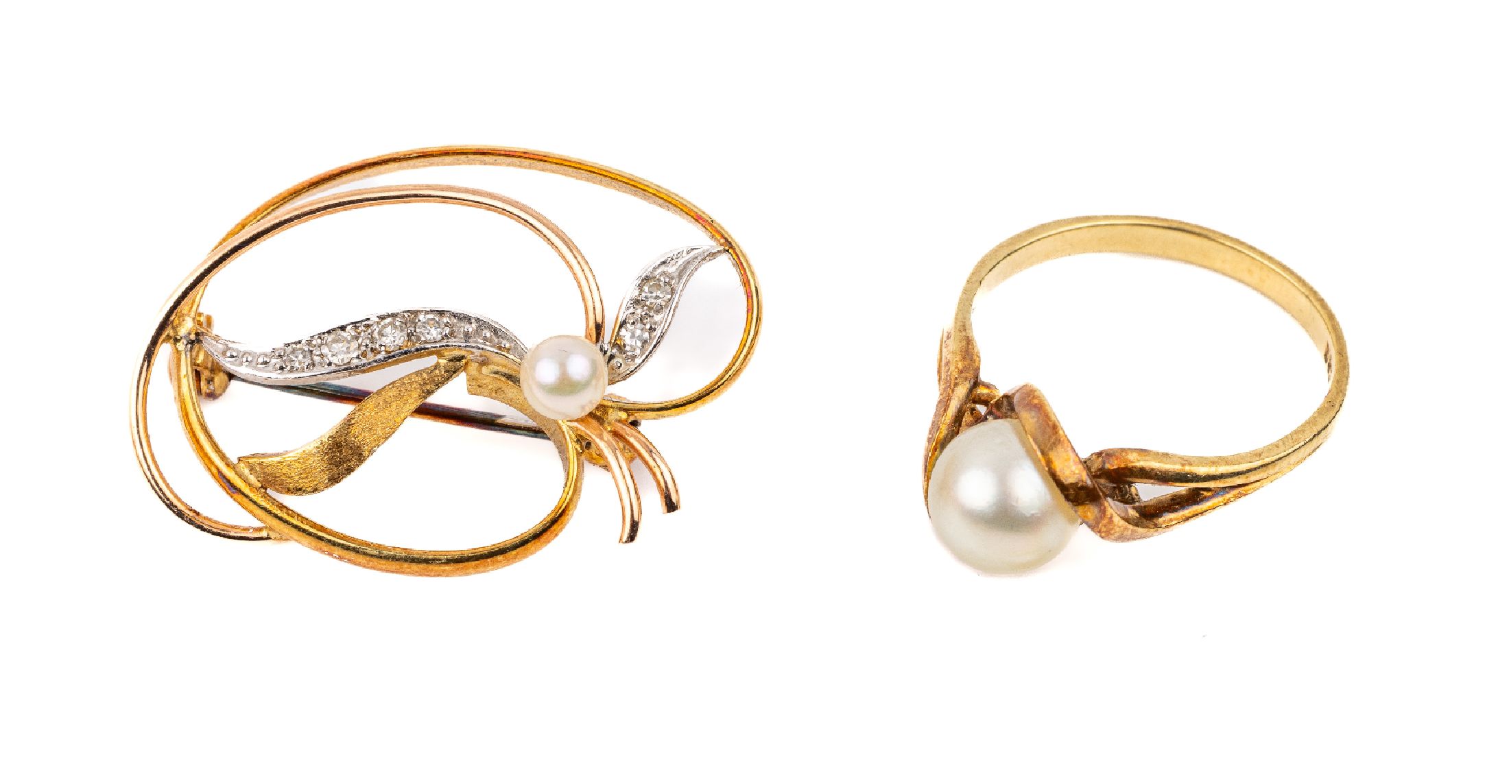 14 kt Gold Konvolut, GG 585/000, best. aus:Ring, asymm. gearbeitet, Zuchtperld. ca. 6 mm,RW 53, Brosche, kl. Zuchtperle, 6 kl. Diamanten L. ca. 3 ...