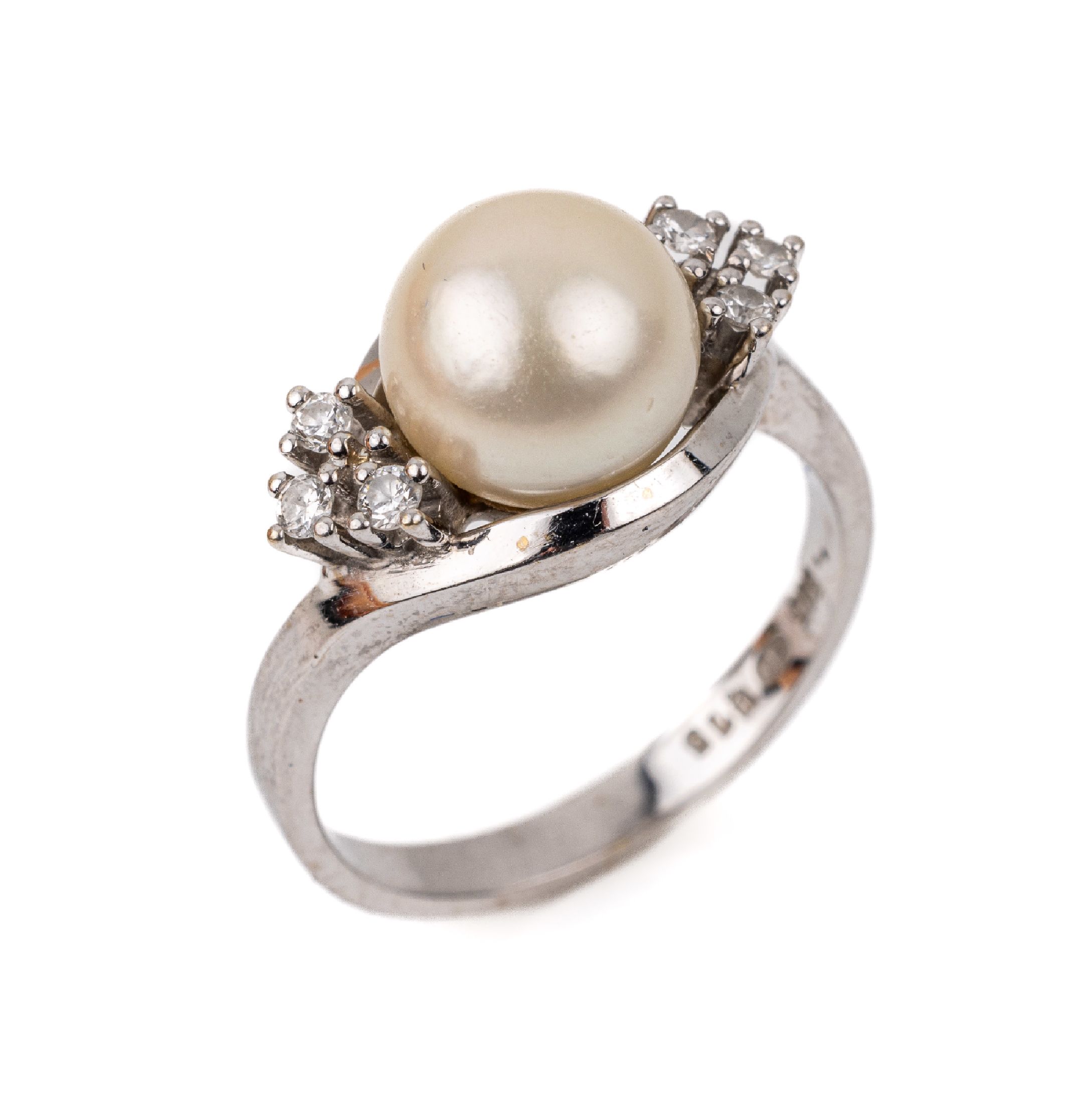 14 kt Gold Perl-Diamant-Ring, WG 585/000, mittig eine Zuchtperle D. ca. 9 mm, 6 Diamanten zus. ca. 0.15 ct (grav.), RW 55, ca. 5.9 g, Meistermarke ...