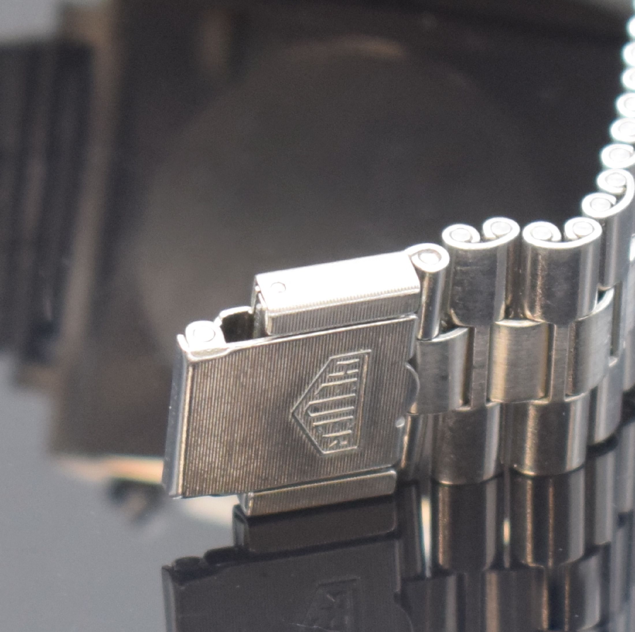 Detail b: HEUER Monaco Herrenarmbanduhr mit Chronograph Kaliber 15 in Stahl, Schweiz um 1970, Automatik, 2-teil. Monocoque-Geh., orig. Stahlband, blaues ...