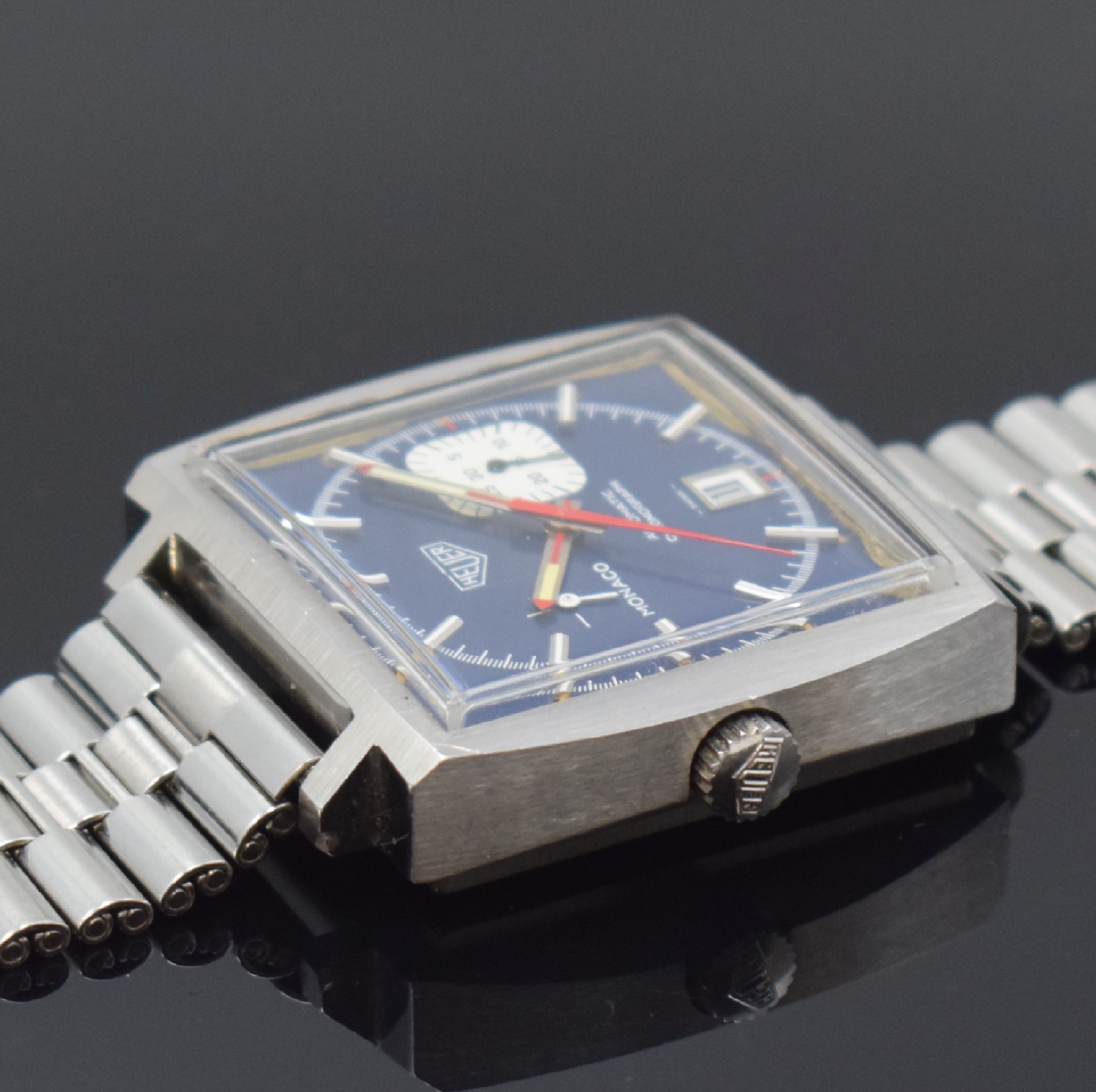 Detail d: HEUER Monaco Herrenarmbanduhr mit Chronograph Kaliber 15 in Stahl, Schweiz um 1970, Automatik, 2-teil. Monocoque-Geh., orig. Stahlband, blaues ...