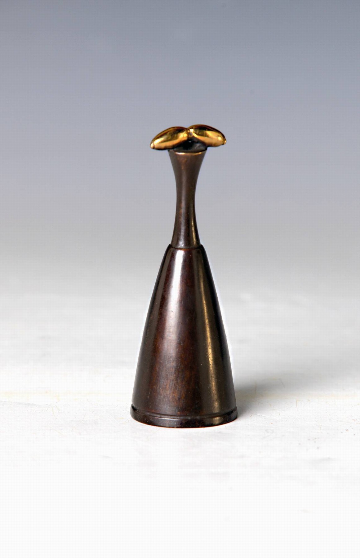 Paul Wunderlich, 1927-2010, Löschhütchen, Bronzeskulptur, signiert und num. 1576, H. ca. 9cm