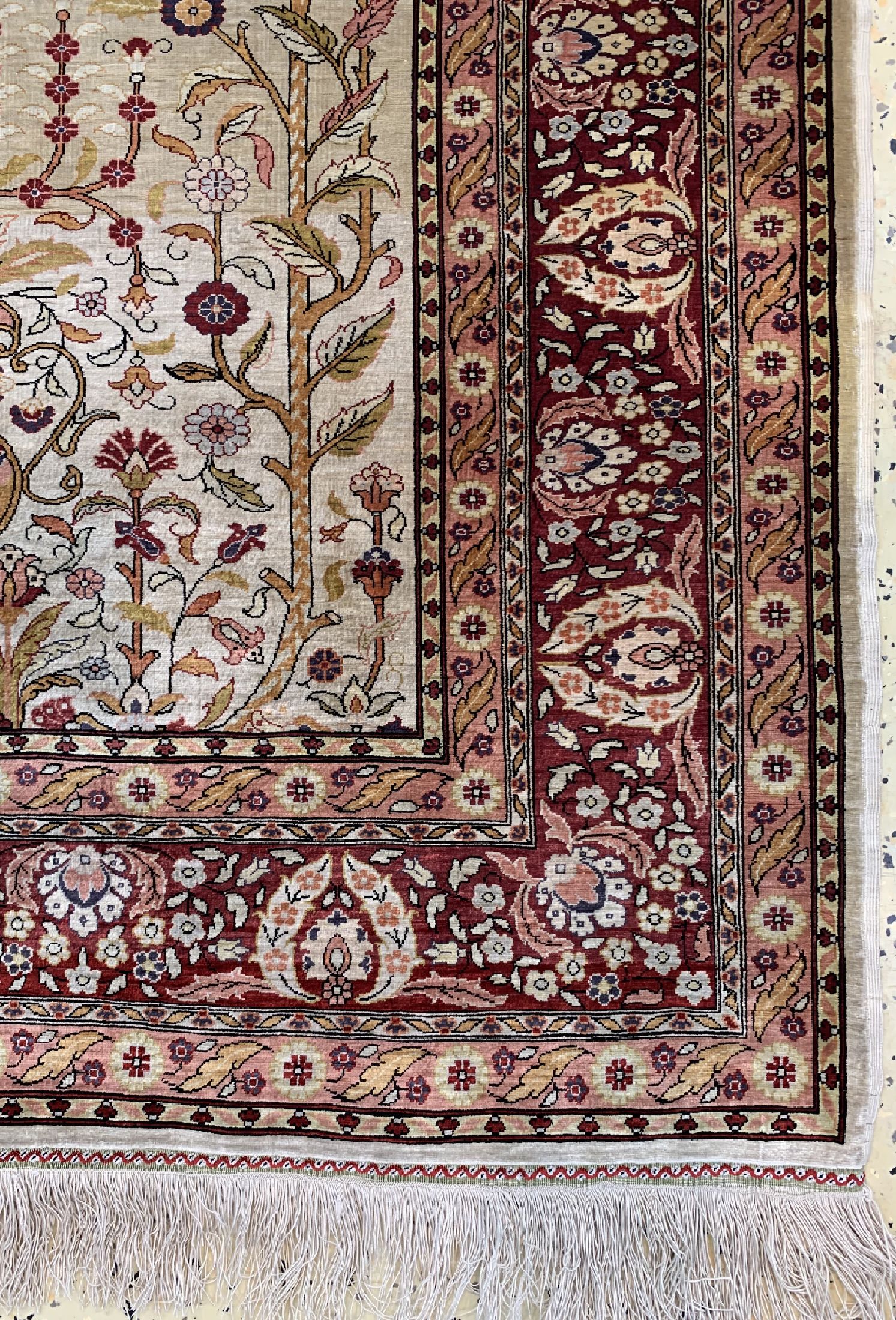 Detail a: Hereke Seide fein signiert, Türkei, um 1950, reine Naturseide, ca. 130 x 100 cm, ca. 1,0 Mio. Kn/qm, EHZ: 2, (ausgebesserte Risse)