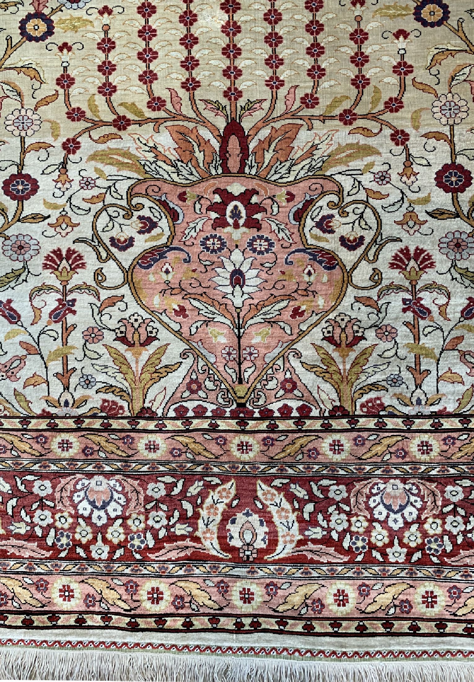 Detail b: Hereke Seide fein signiert, Türkei, um 1950, reine Naturseide, ca. 130 x 100 cm, ca. 1,0 Mio. Kn/qm, EHZ: 2, (ausgebesserte Risse)