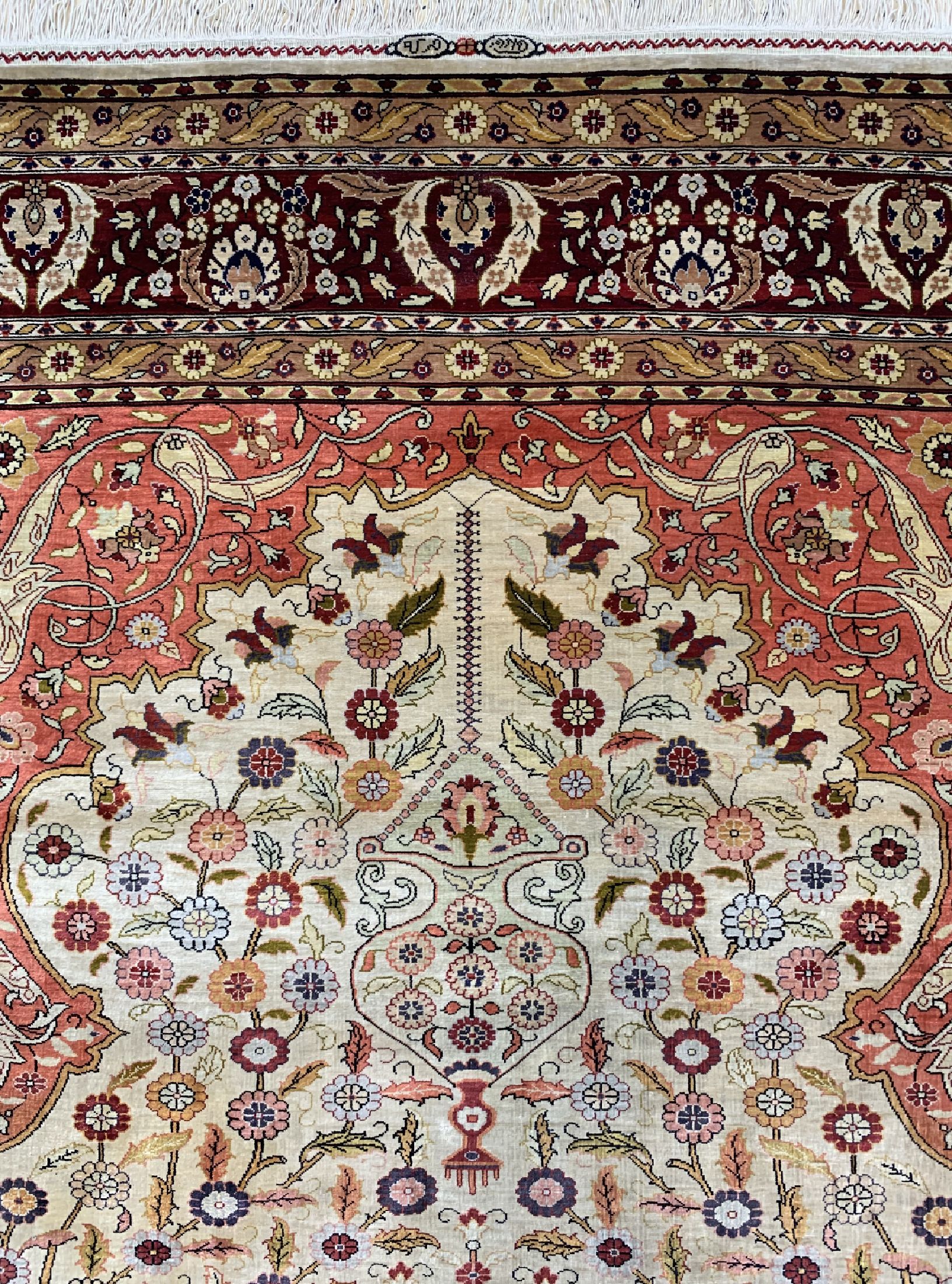 Detail c: Hereke Seide fein signiert, Türkei, um 1950, reine Naturseide, ca. 130 x 100 cm, ca. 1,0 Mio. Kn/qm, EHZ: 2, (ausgebesserte Risse)