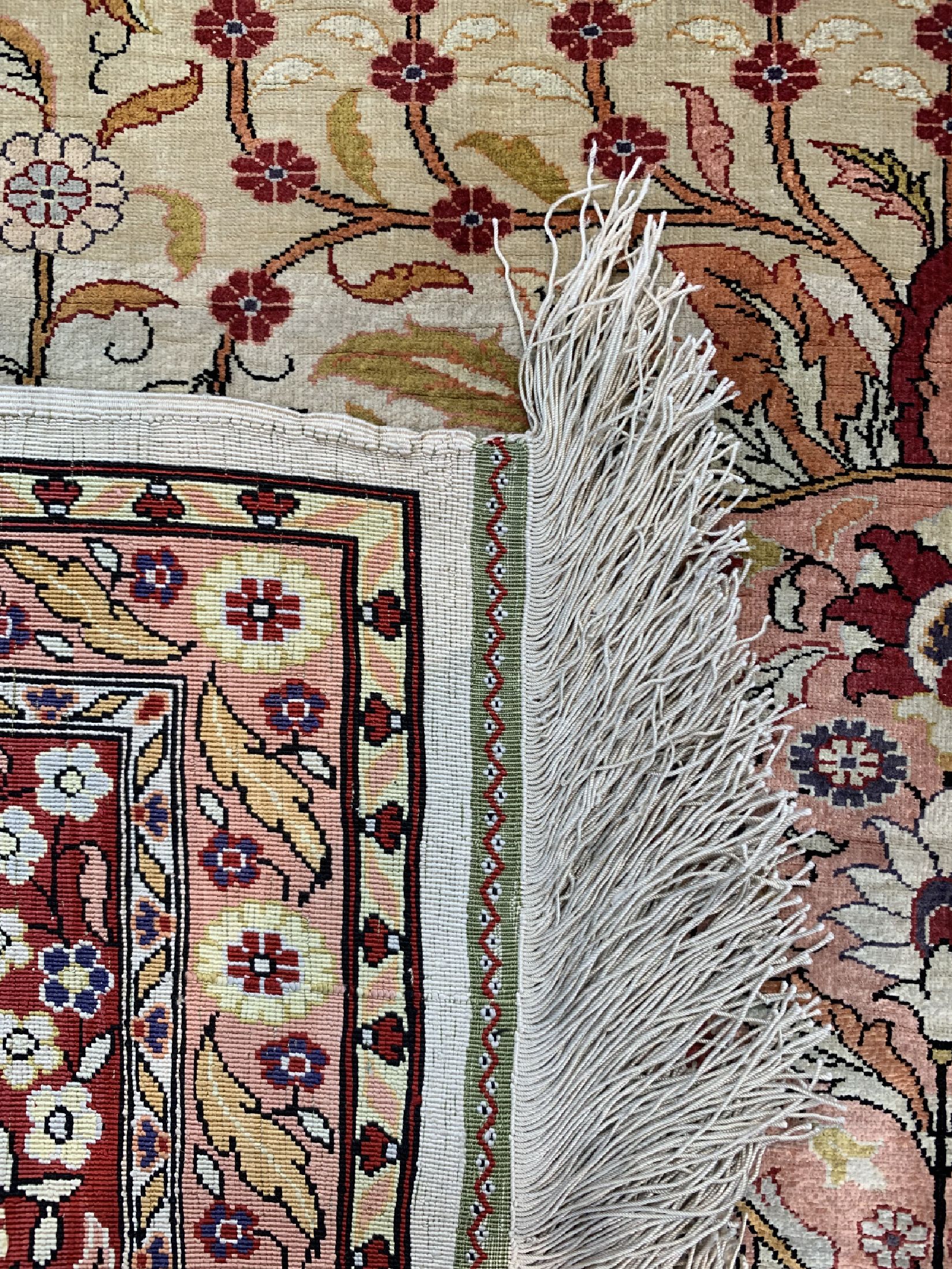 Detail e: Hereke Seide fein signiert, Türkei, um 1950, reine Naturseide, ca. 130 x 100 cm, ca. 1,0 Mio. Kn/qm, EHZ: 2, (ausgebesserte Risse)