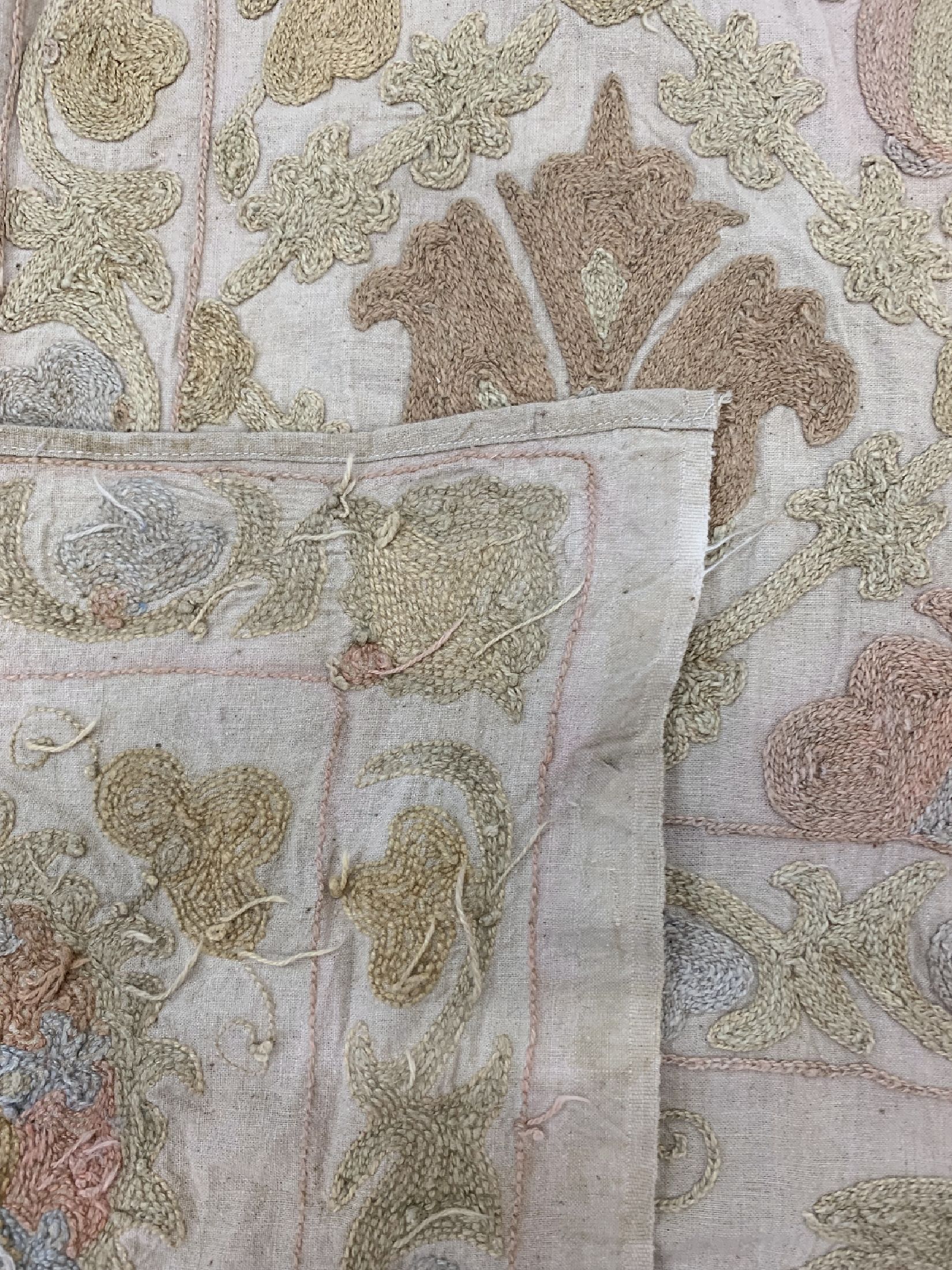 Detail c: Buchara Susani, Turkmenistan, ca. 50 Jahre,Baumwoll-Stickerei, ca. 150 x 95 cm, EHZ: 1-2