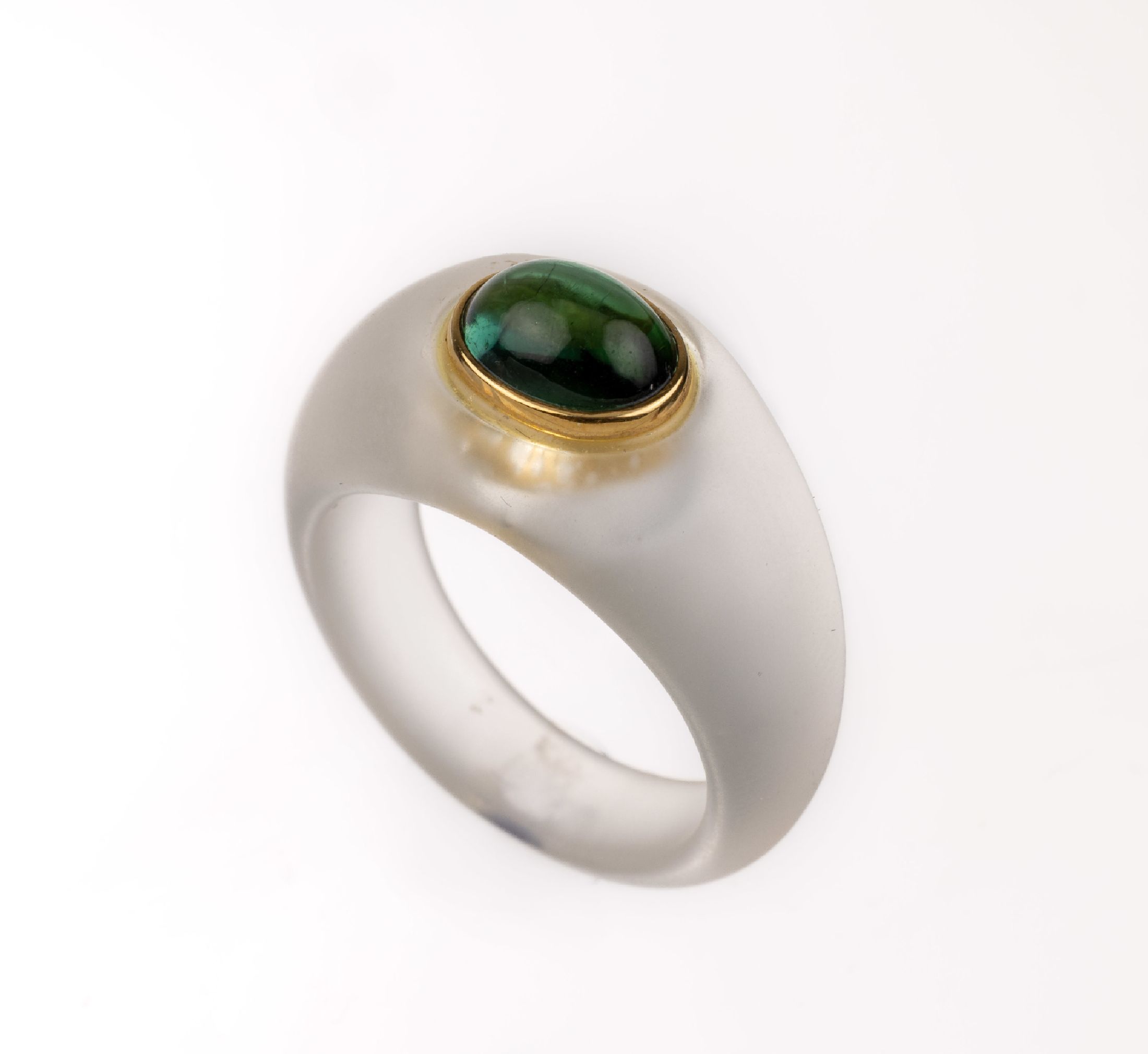 Glas-Turmalin-Ring, geschliffener und mattiertes Glas in Bergkristall-Optik, Fassung GG 750/000 mit ovalem Turmalin Cabochon ca. 1.0 ct, RW 58