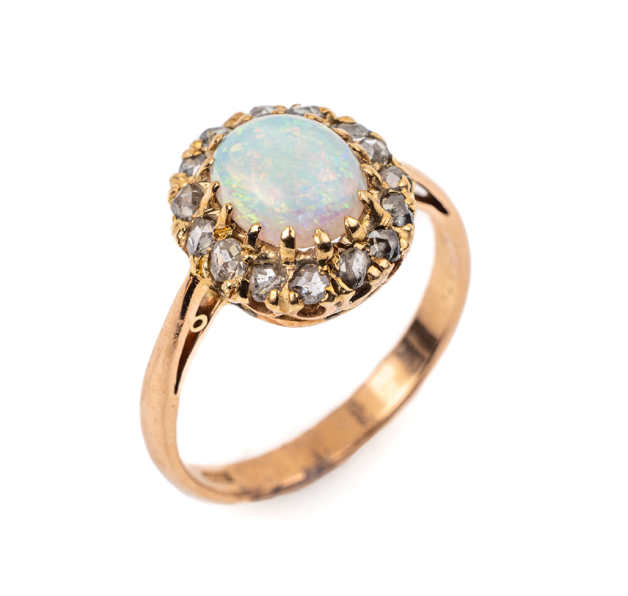14 kt Gold Opal-Diamant-Ring, RG 585/000, Opalcabochon mit Farbspiel in rot/grün/blau ca. 1.20 ct, Diamantrosen zus. ca. 0.40 ct ...