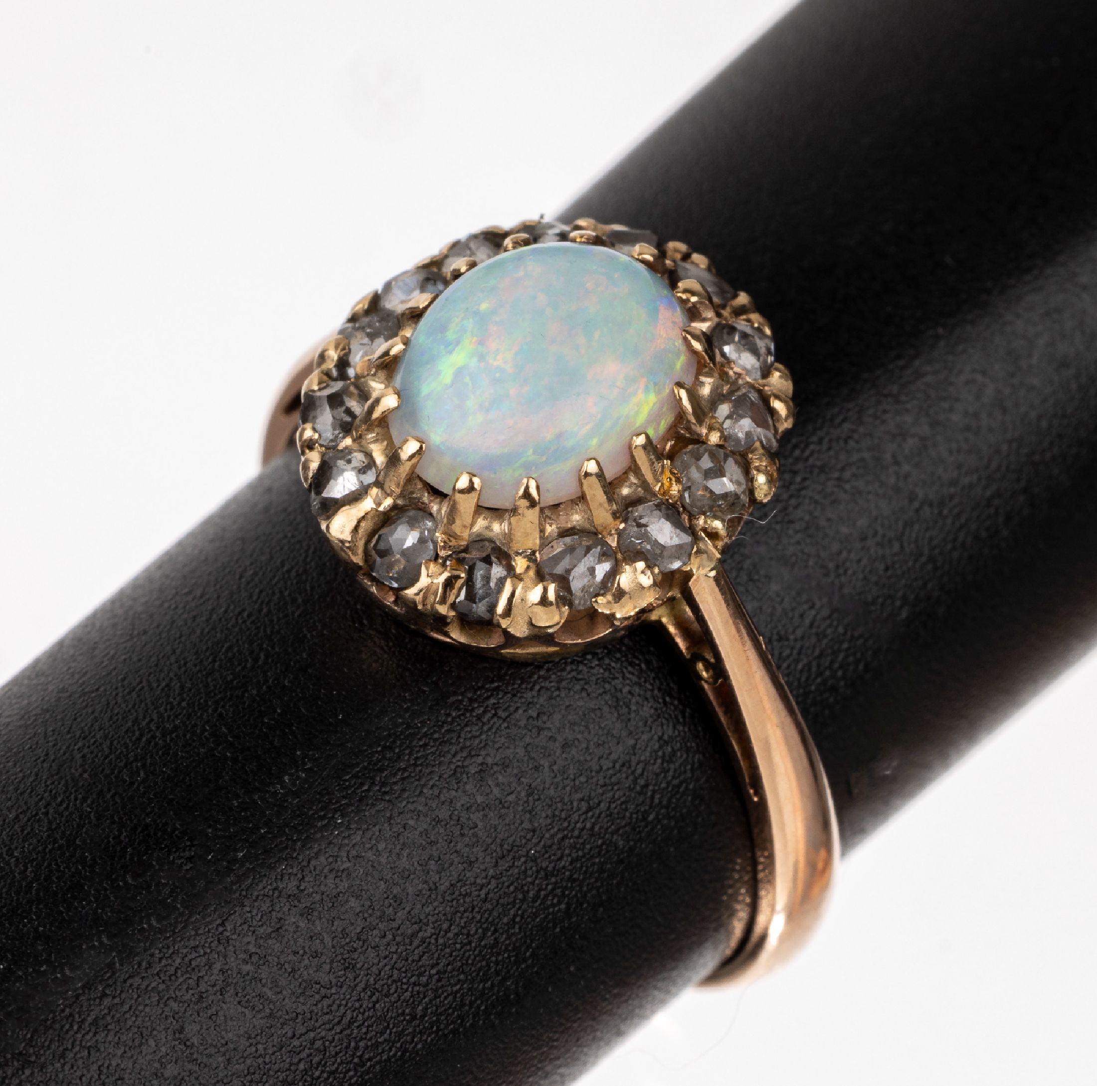 Detail a: 14 kt Gold Opal-Diamant-Ring, RG 585/000, Opalcabochon mit Farbspiel in rot/grün/blau ca. 1.20 ct, Diamantrosen zus. ca. 0.40 ct ...