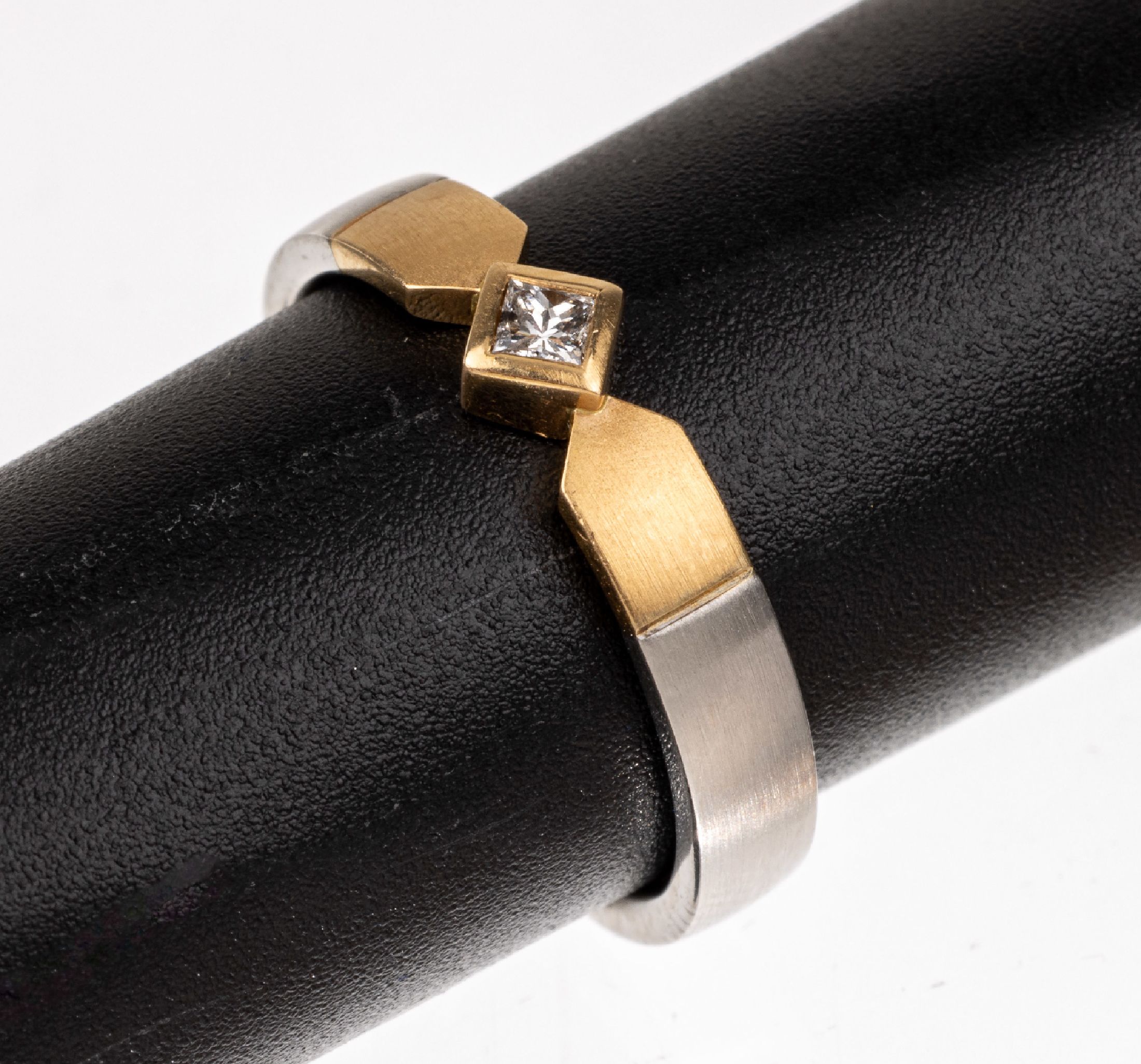 Detail a: Platin-Diamant-Ring, Platin 950/000 und GG 900/000, Princess Cut-Diamant ca. 0.08 ct Weiß/si, RW 54, ca. 6.4 g