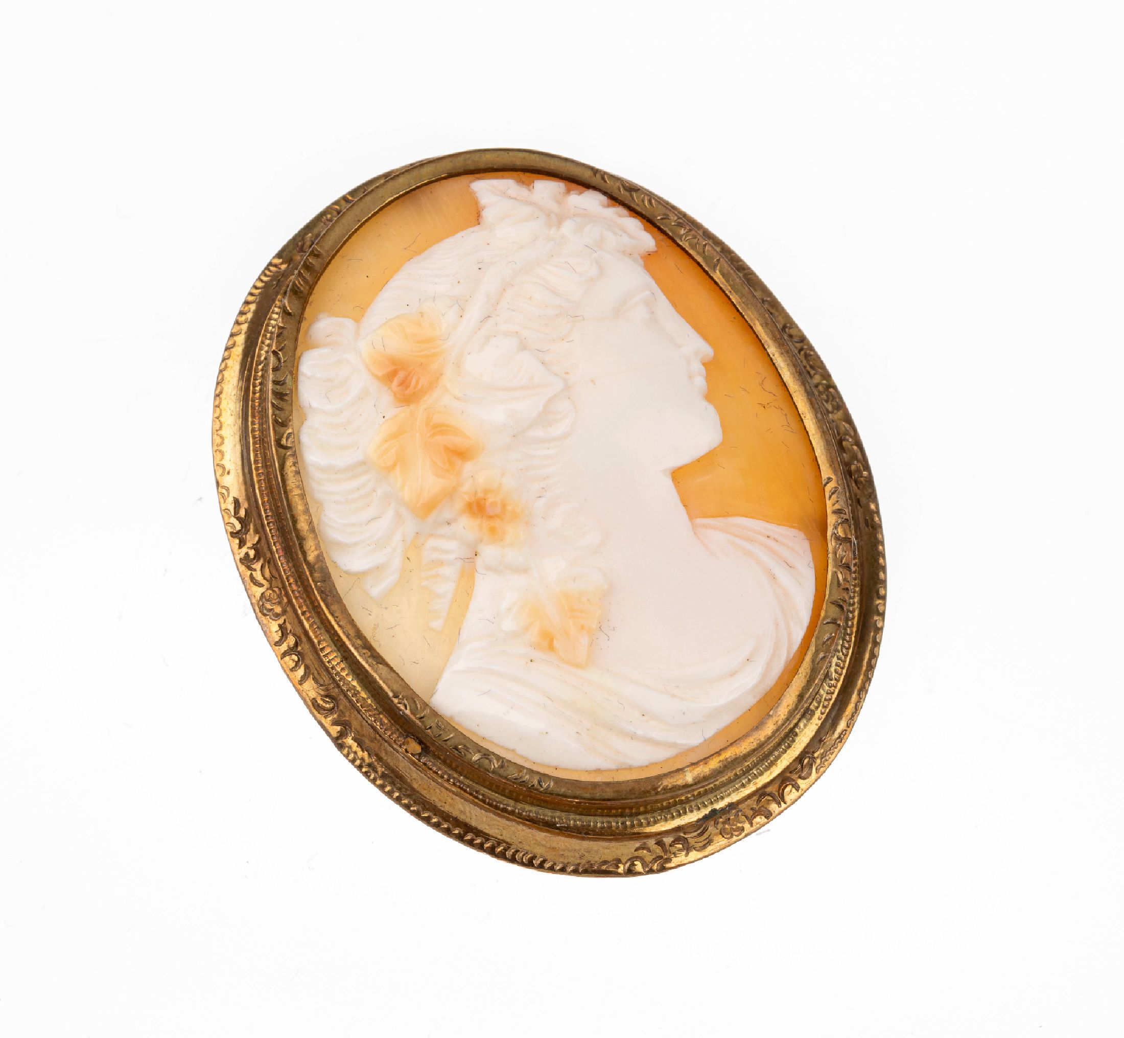 Brosche mit Muschelkamee, um 1900, Rahmen Metall vergoldet, sparsamer floraler Dekor, Kamee: Frauenportrait mit Weinlaubdekor, L. ca. 4.5 cm