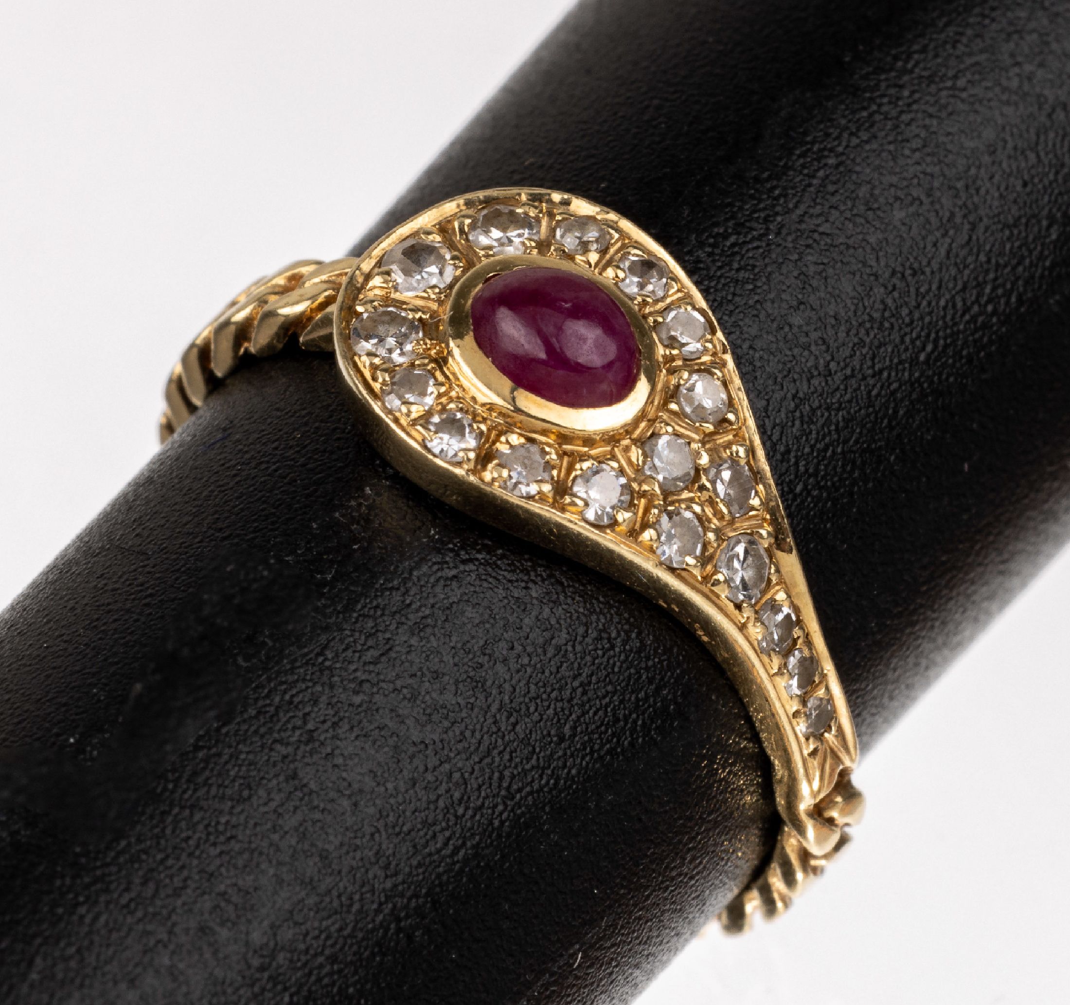 14 kt Gold Rubin-Diamant-Ring, GG 585/000, kl. Rubin-Cabochon, 18 8/8-Diamanten zus. ca. 0.20 ct Weiß/vs, RW 54, ca. 2.4 g